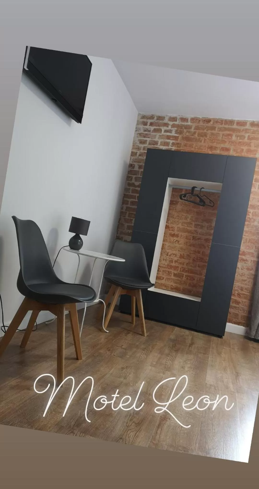 Photo of the whole room in Leon's Rooms