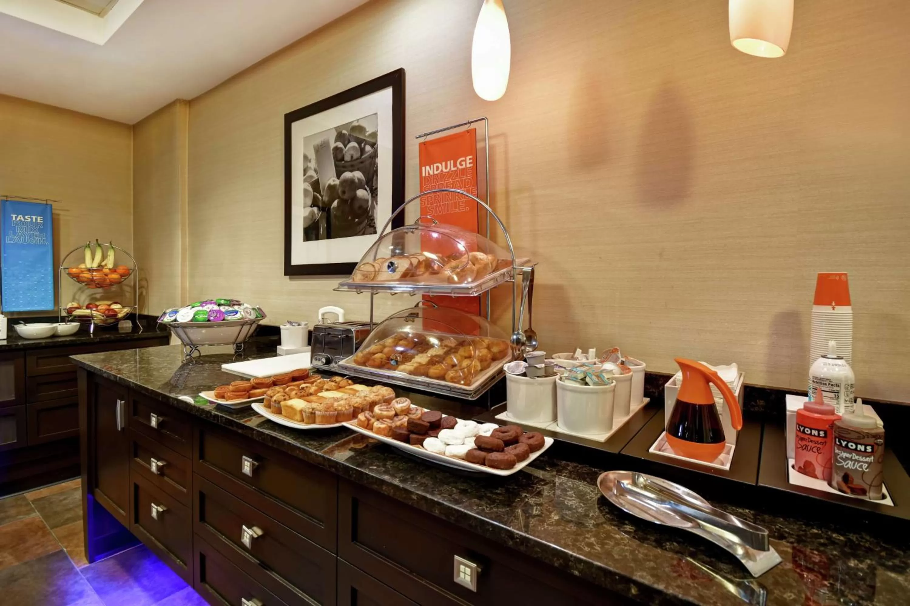 Breakfast in Hampton Inn & Suites Detroit-Canton