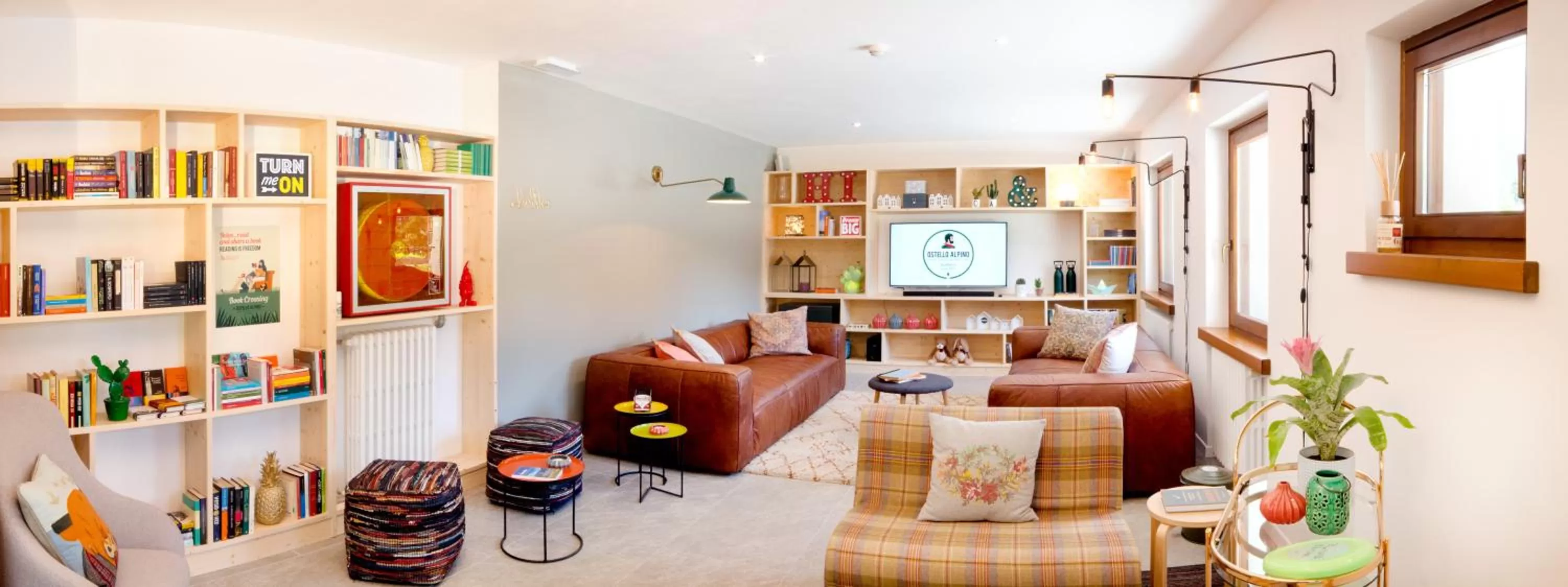 Communal lounge/ TV room in Ostello Alpino