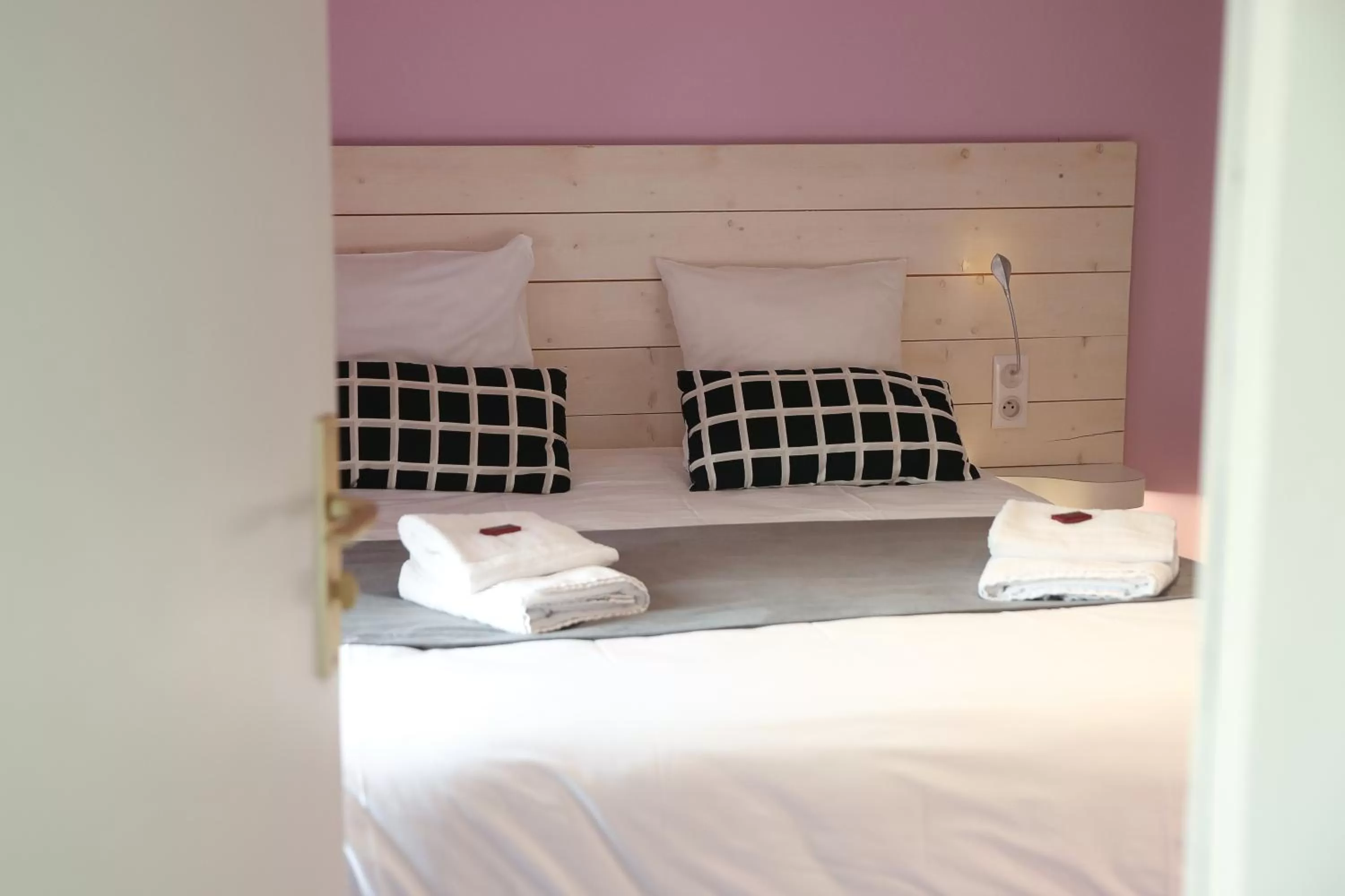 Bed in Hôtel La Couronne