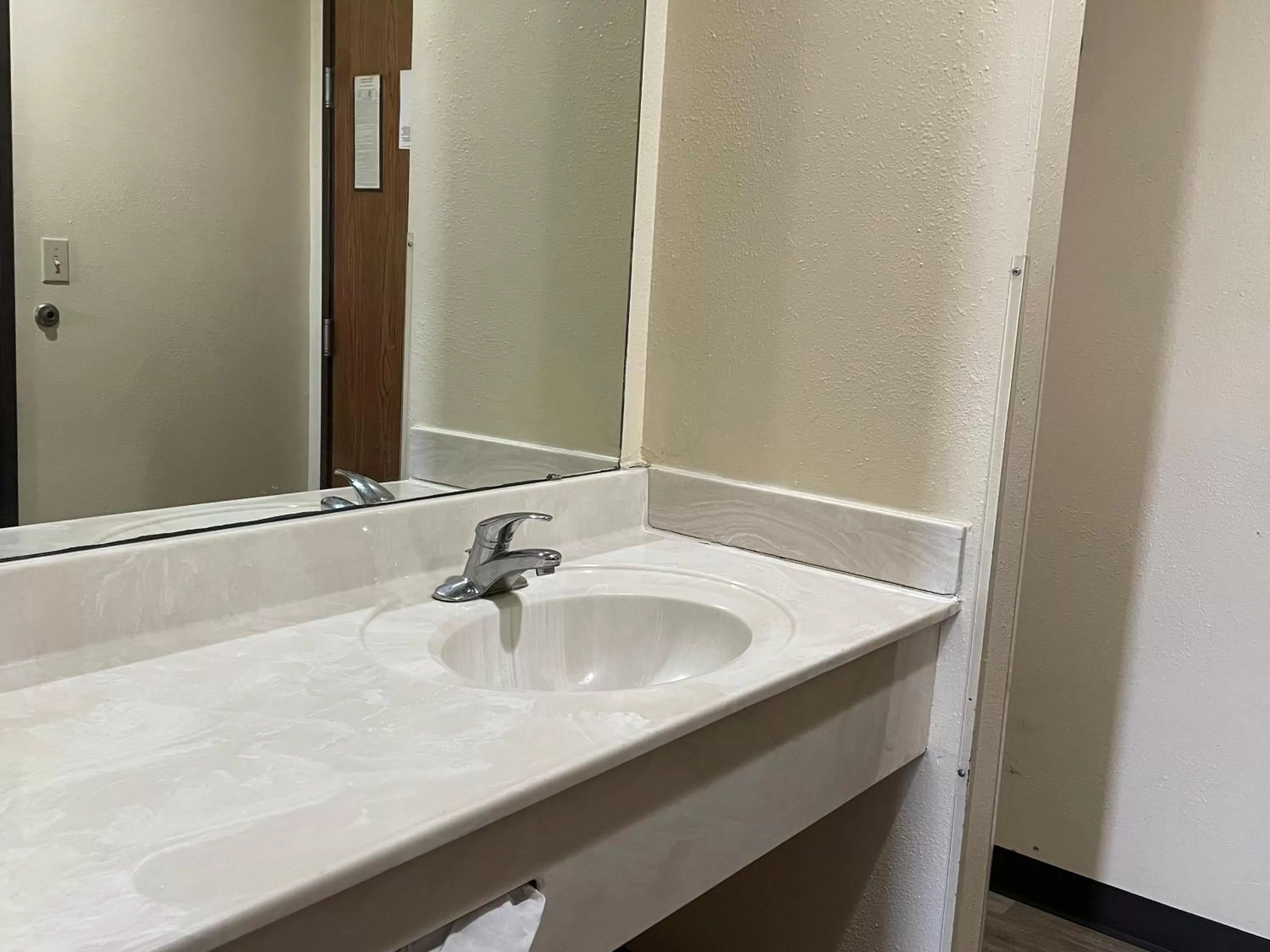 Deluxe Queen Suite with Two Queen Beds - Smoking in Super 8 by Wyndham Pevely