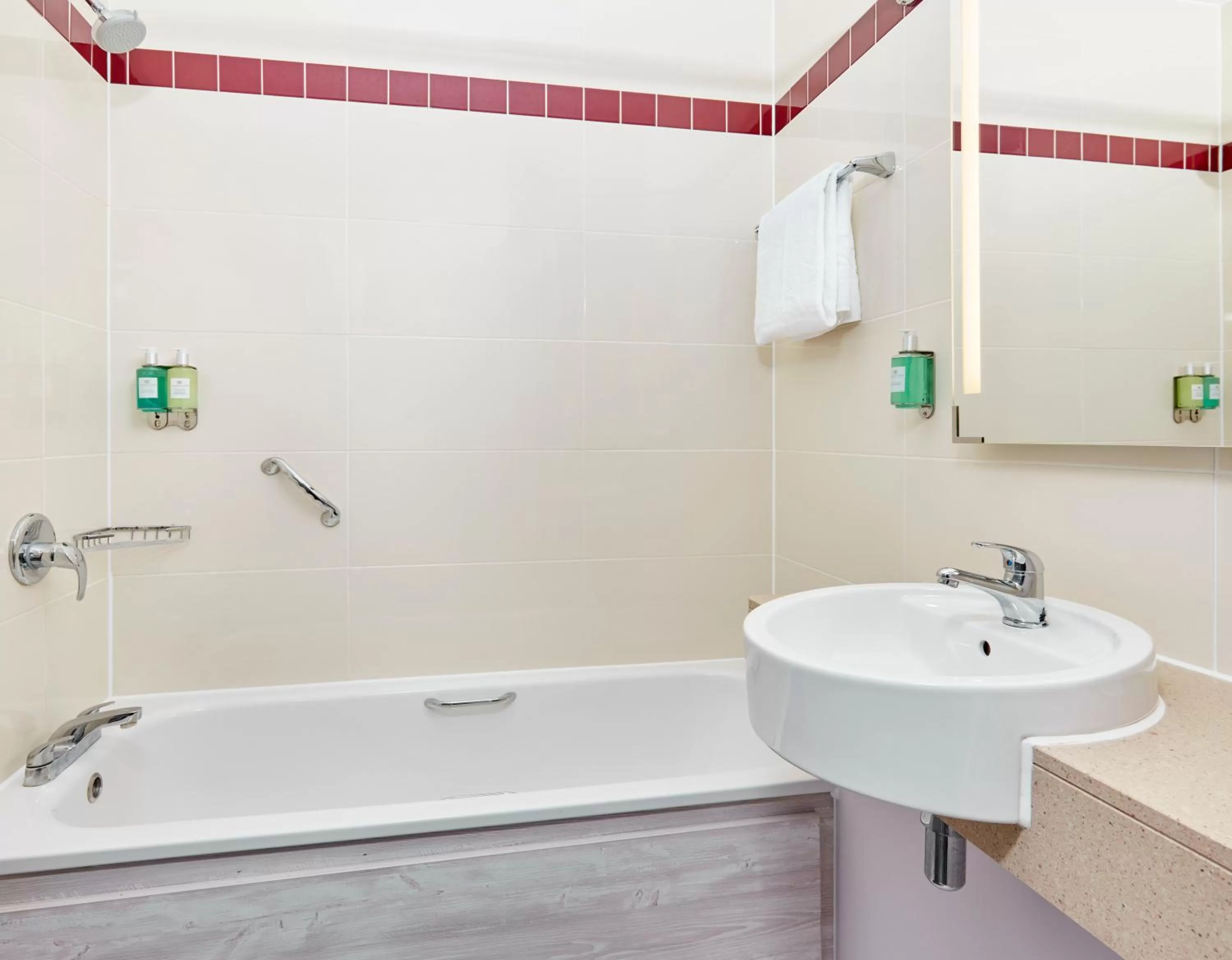 Bathroom in Leonardo Hotel Swindon