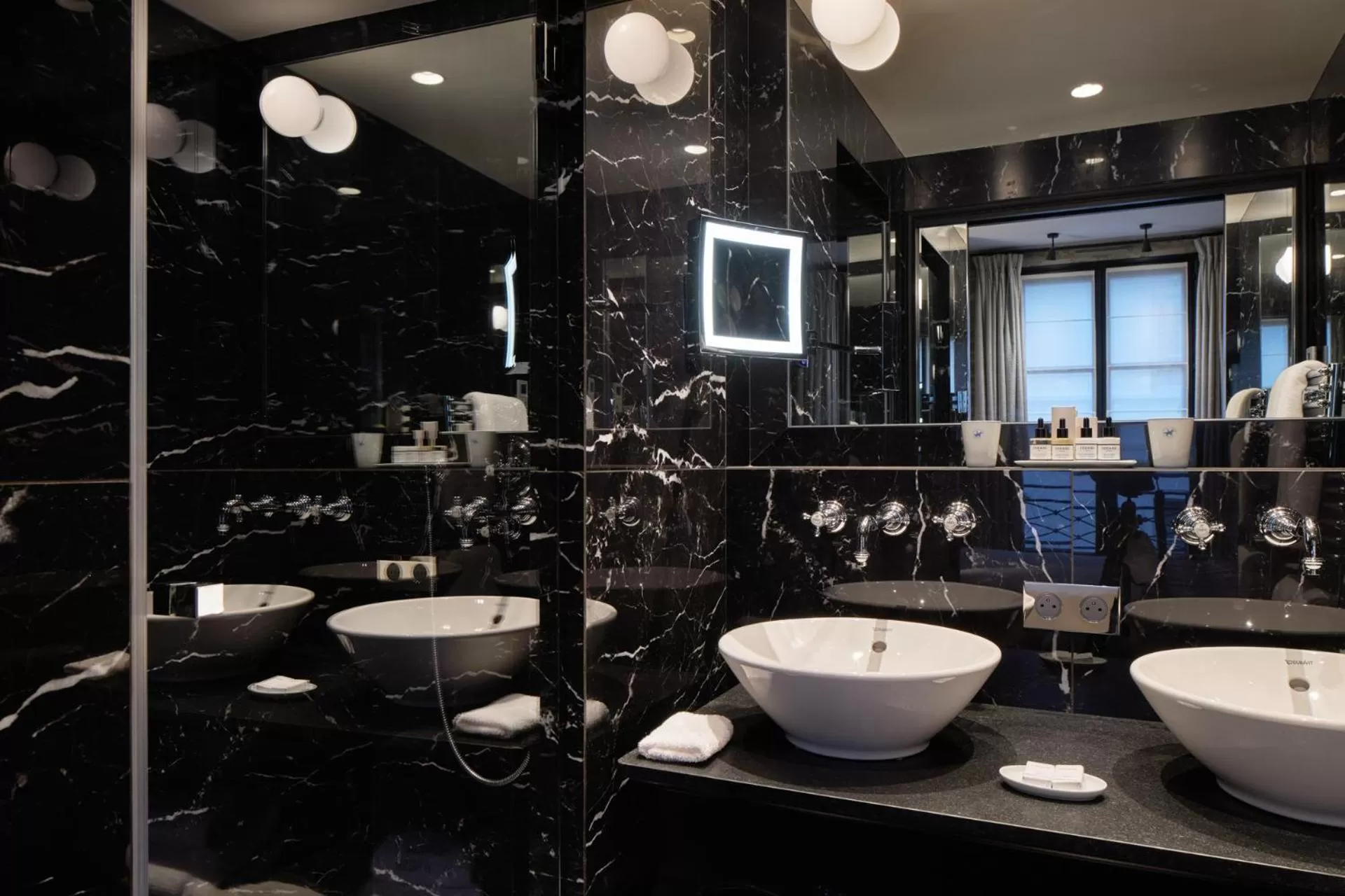 Bathroom in Le Pavillon de la Reine & Spa, Place des Vosges