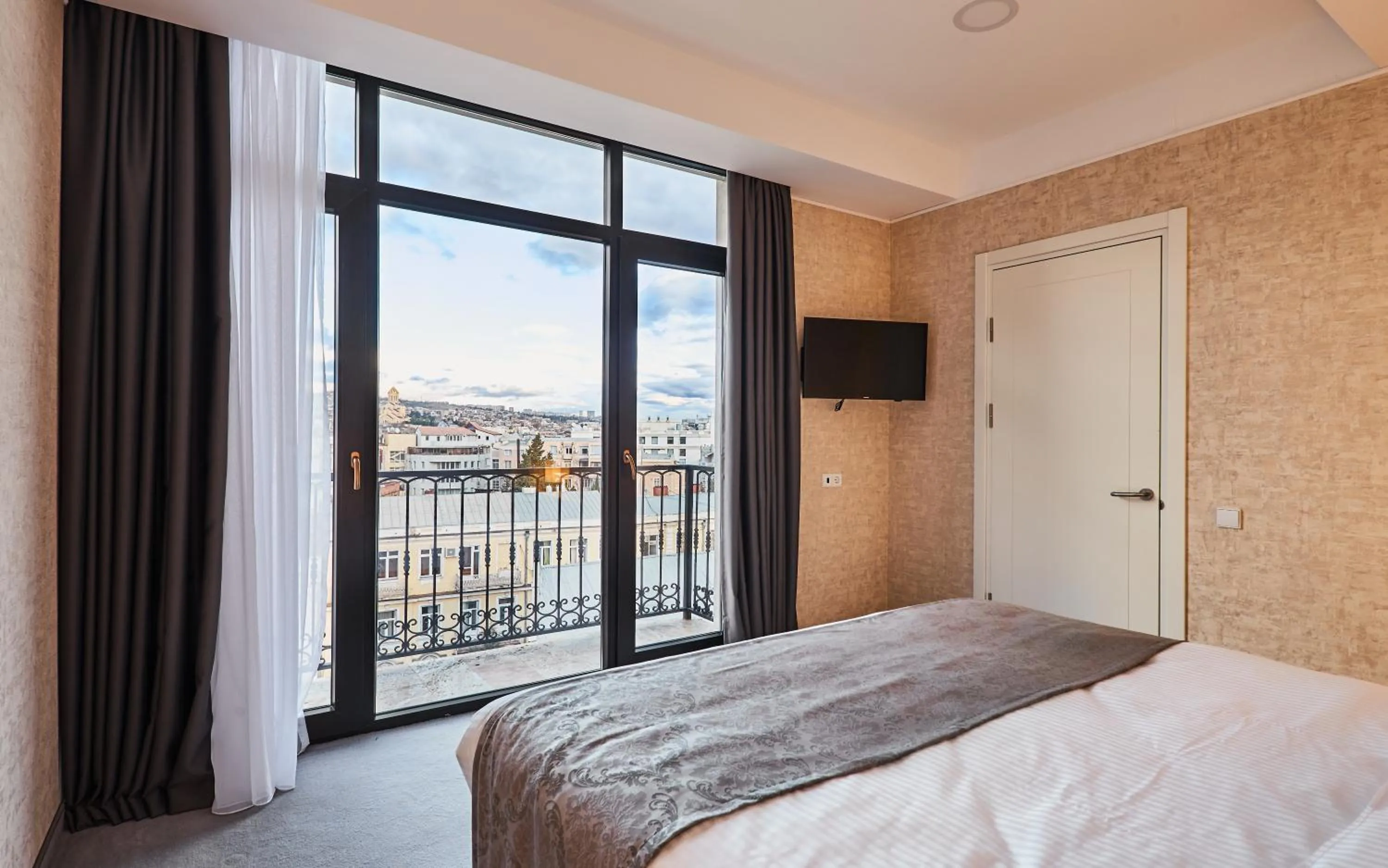 Bedroom, Bed in Gallery Palace Hotel