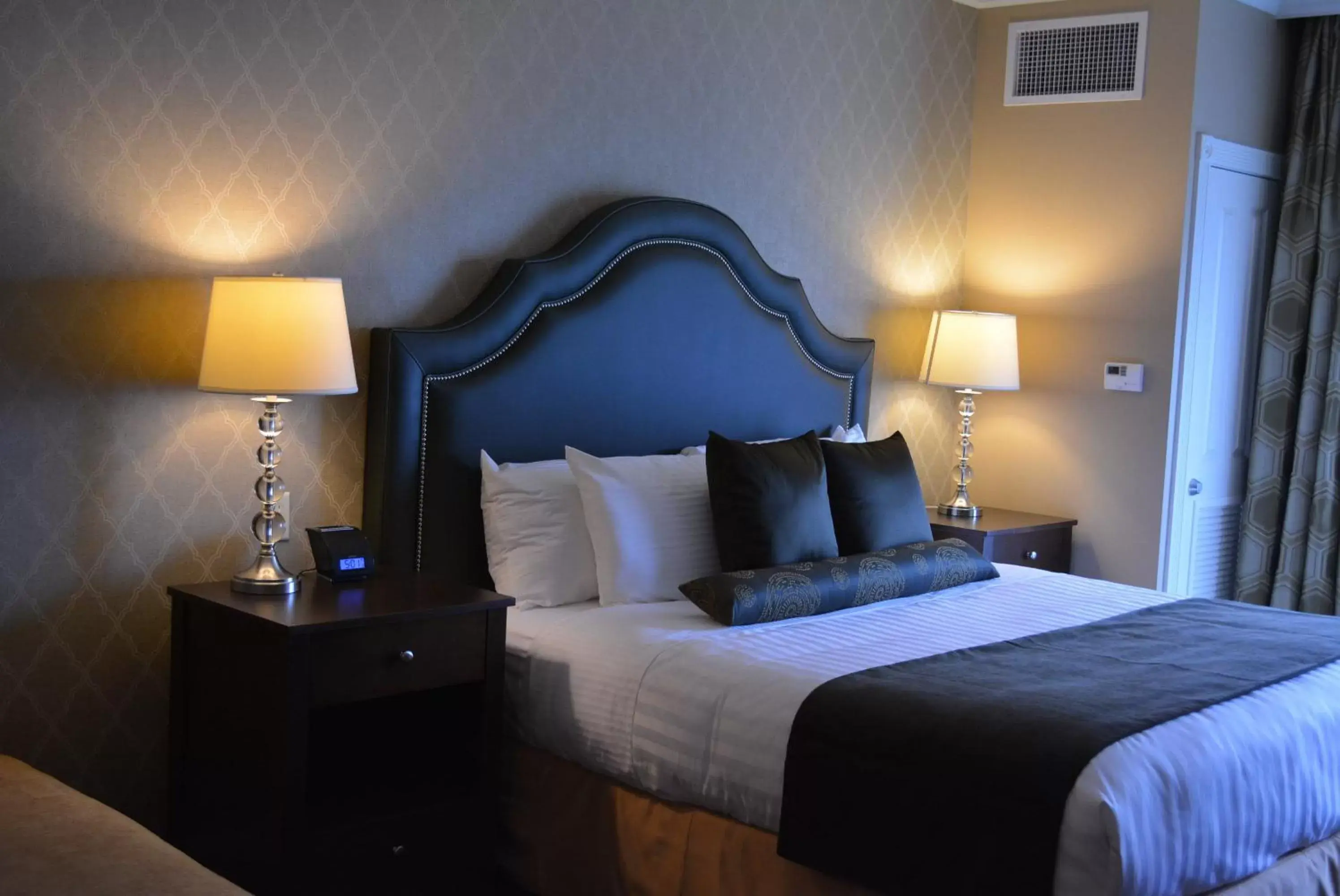 King Suite with View in Majestic Inn and Spa King Suite with View in Majestic Inn and Spa