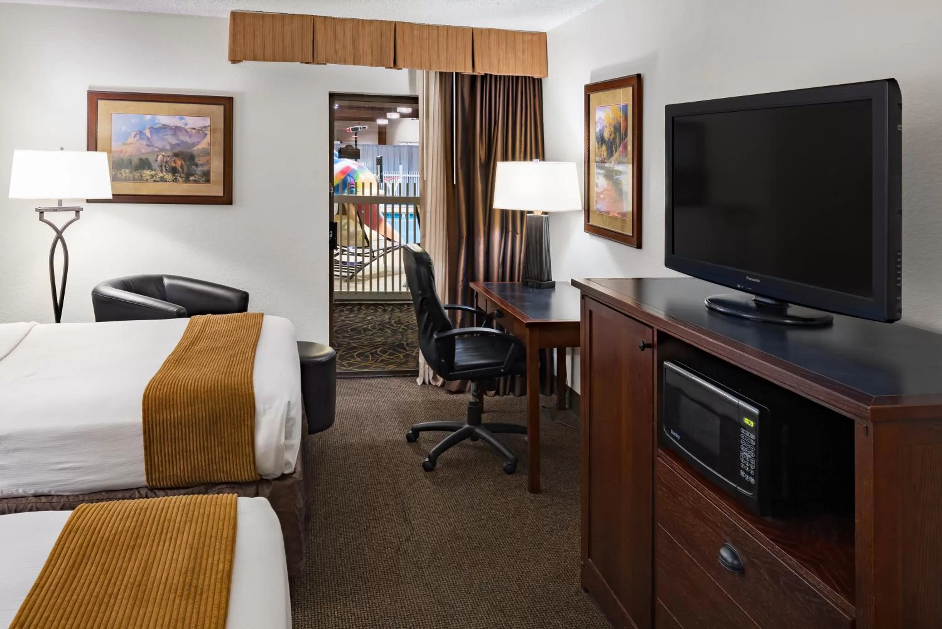 Swimming pool, Bed in Ramkota Hotel - Casper