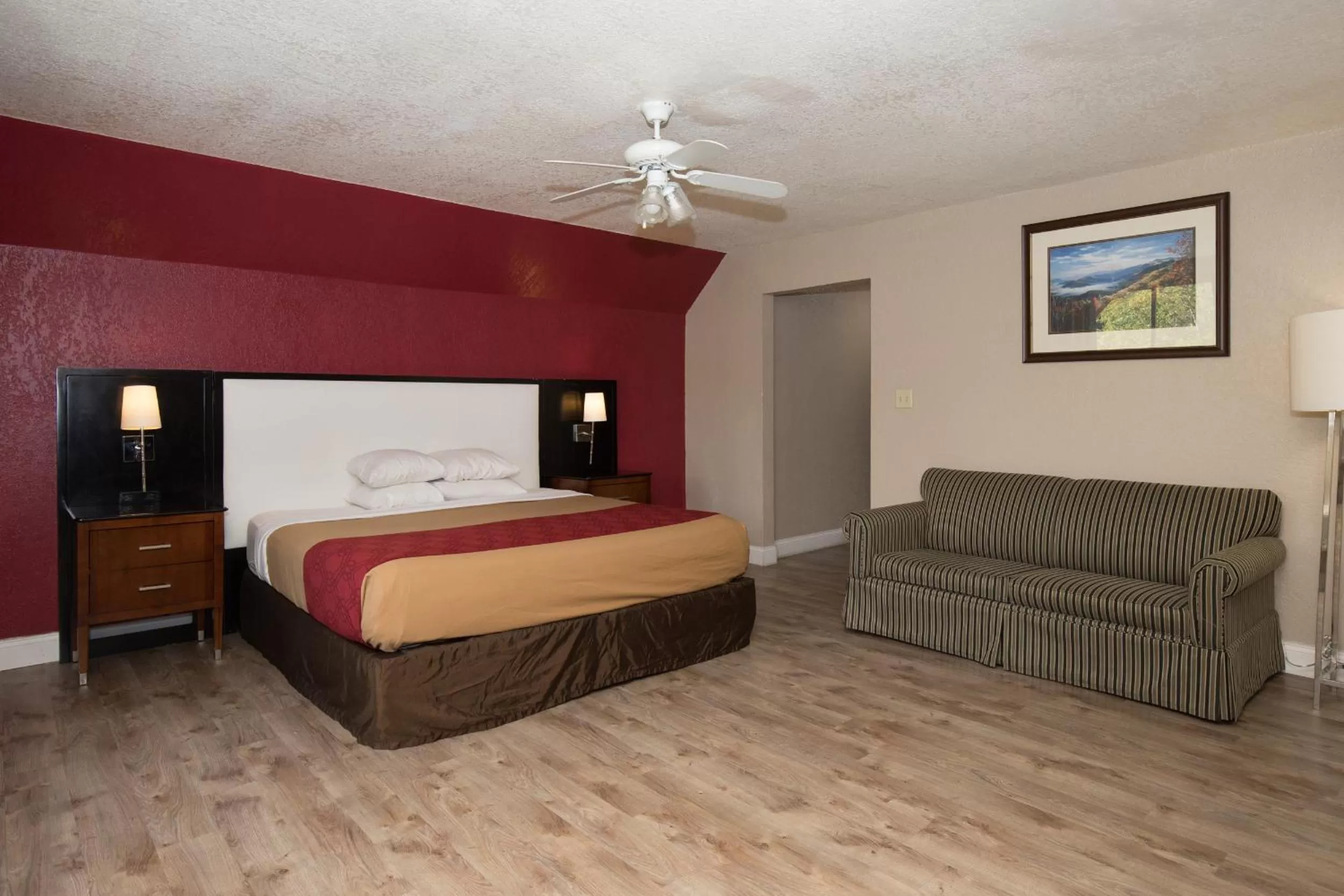 Photo of the whole room, Bed in Chalet Inn