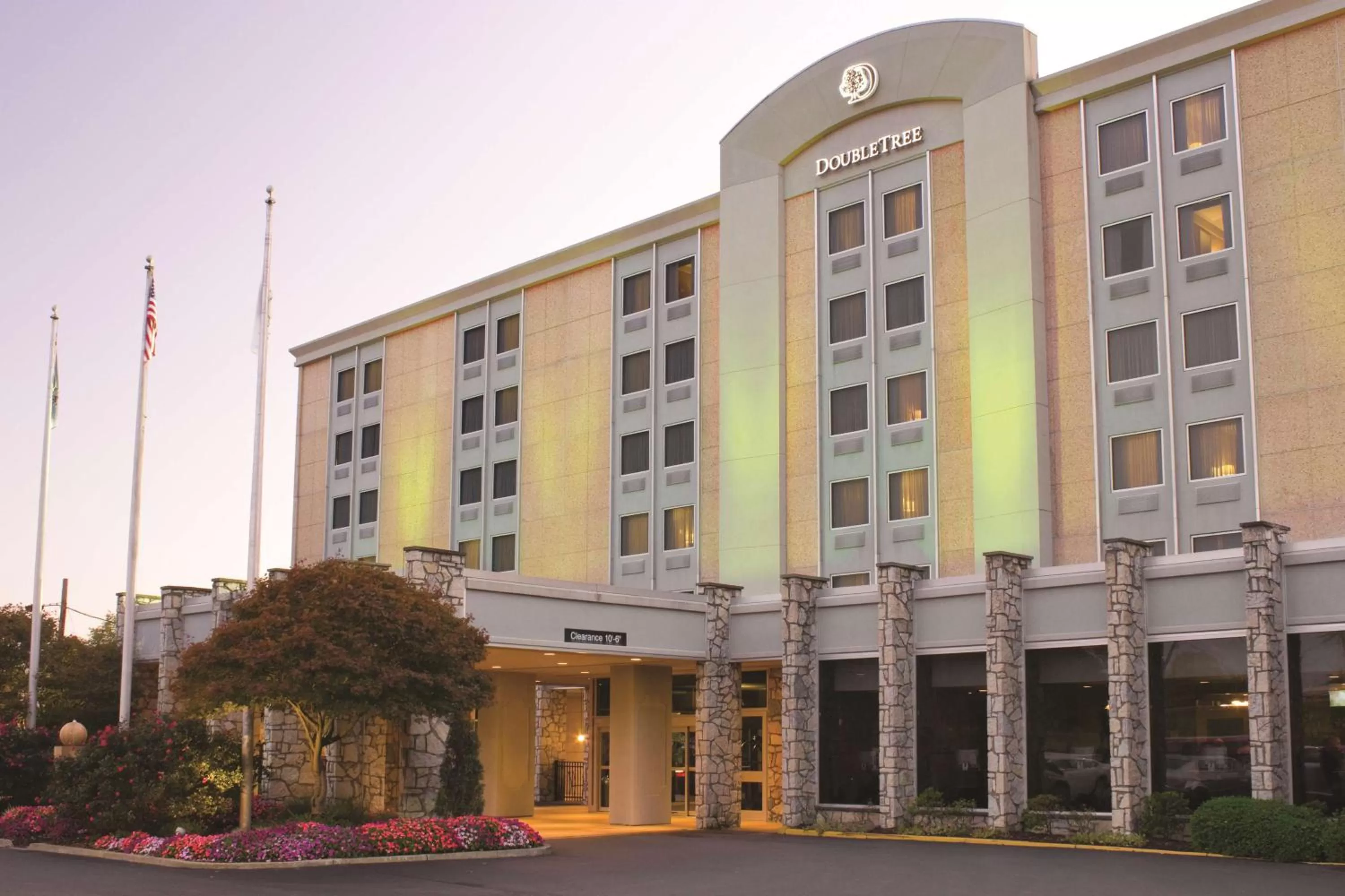 Property building in DoubleTree by Hilton Pittsburgh Airport
