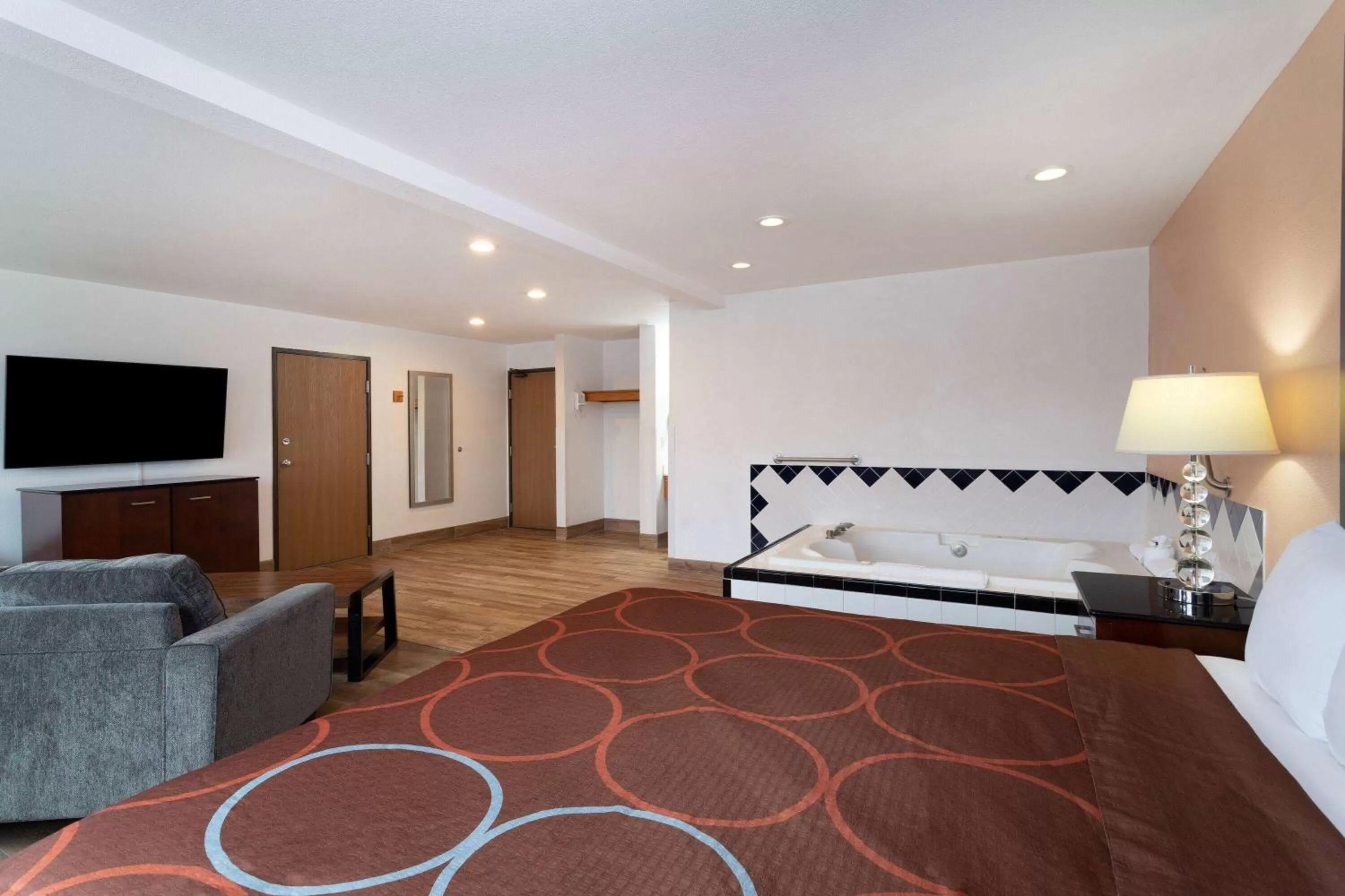 Hot Tub, Bed in Super 8 by Wyndham The Dalles OR