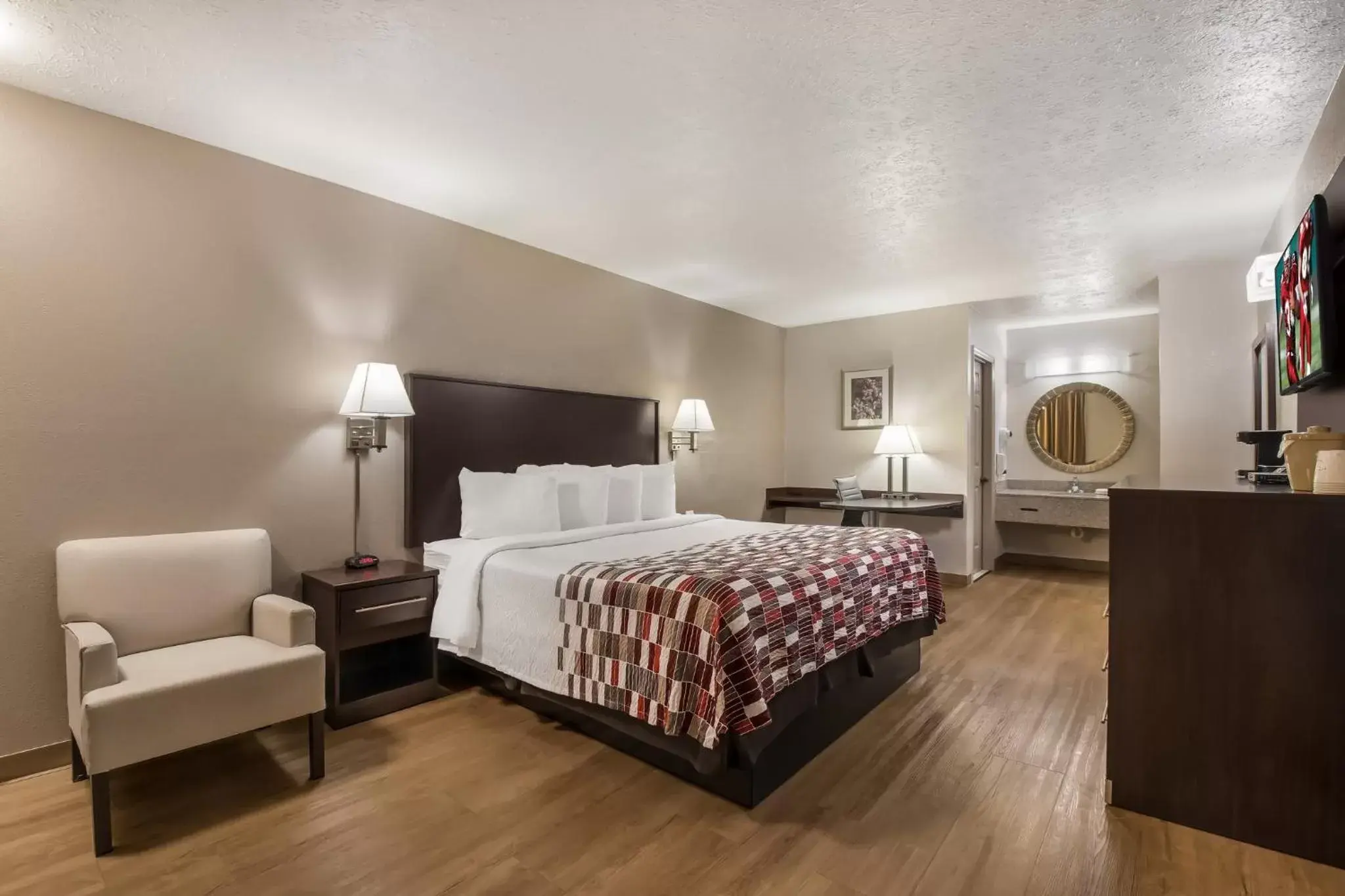 Superior King Room Non-Smoking in Red Roof Inn Crossville Superior King Room Non-Smoking in Red Roof Inn Crossville