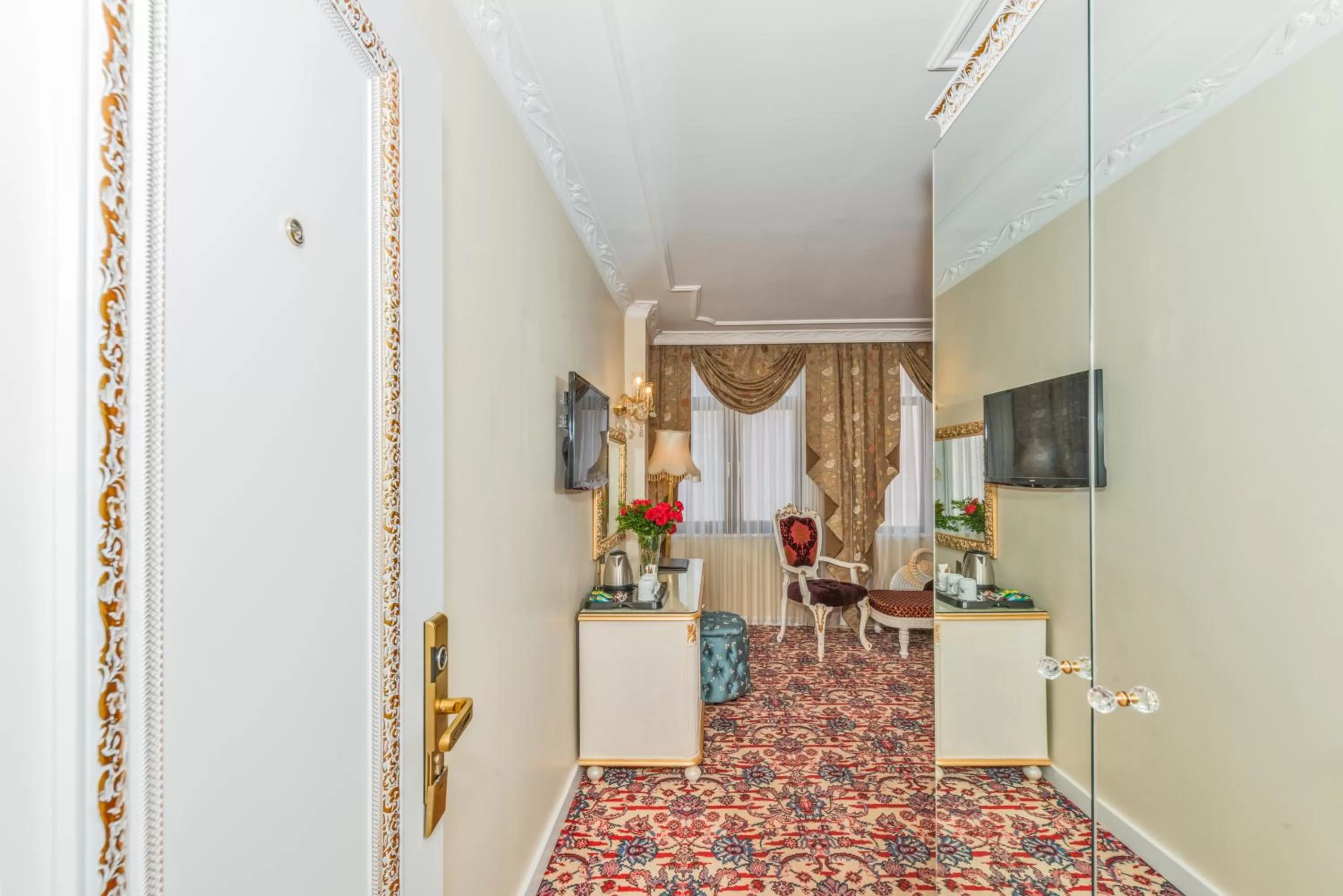 Photo of the whole room in Galatower Hotel