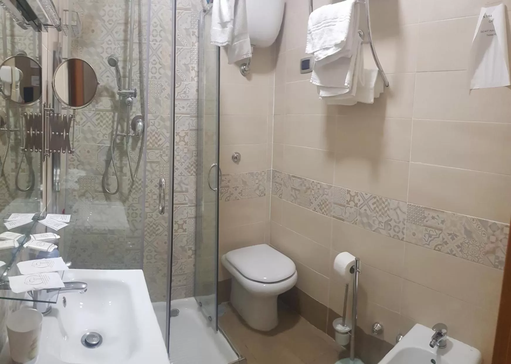 Shower in B&B Donn'anna