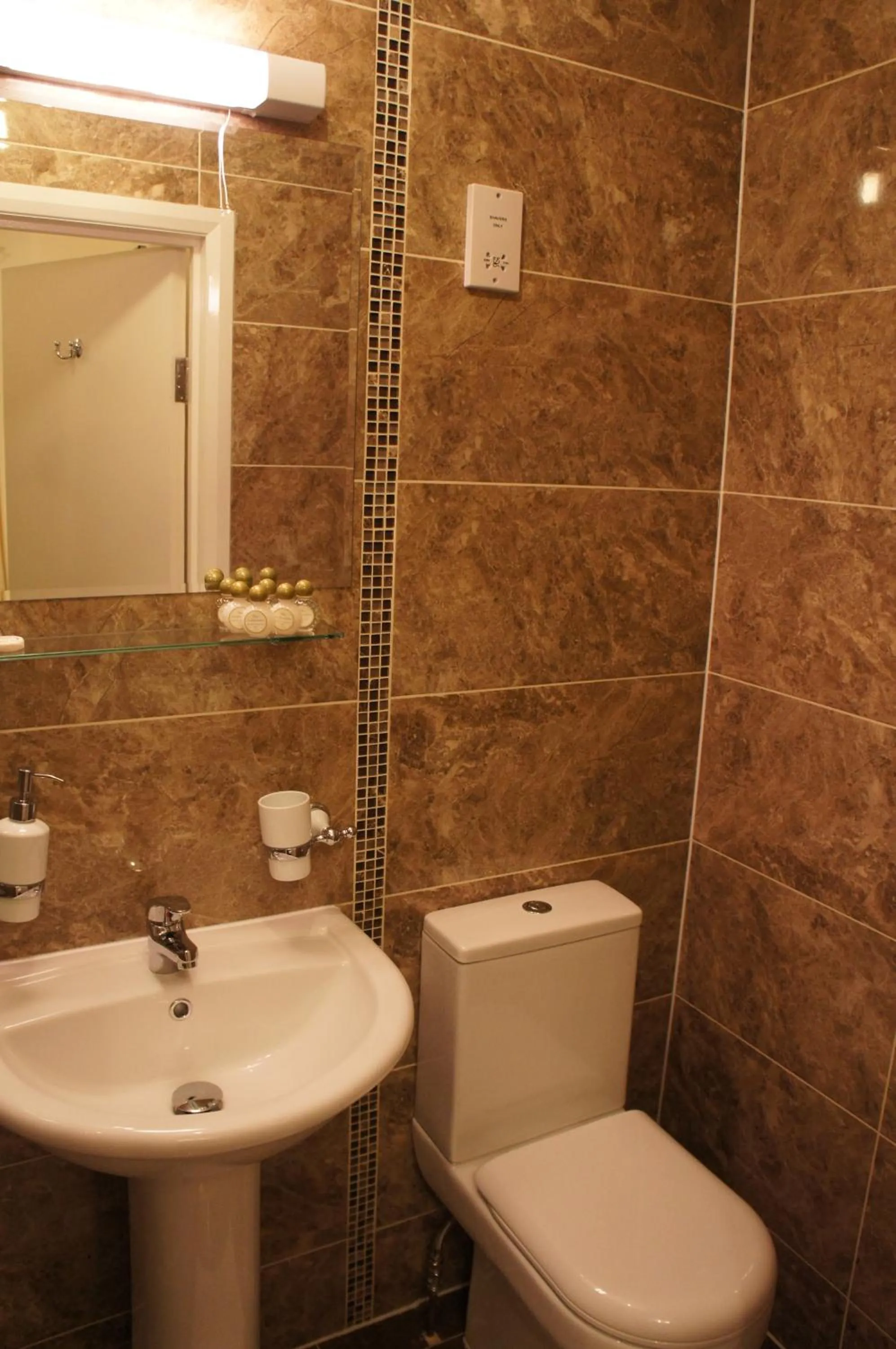 Bathroom in Sapphire Hotel London