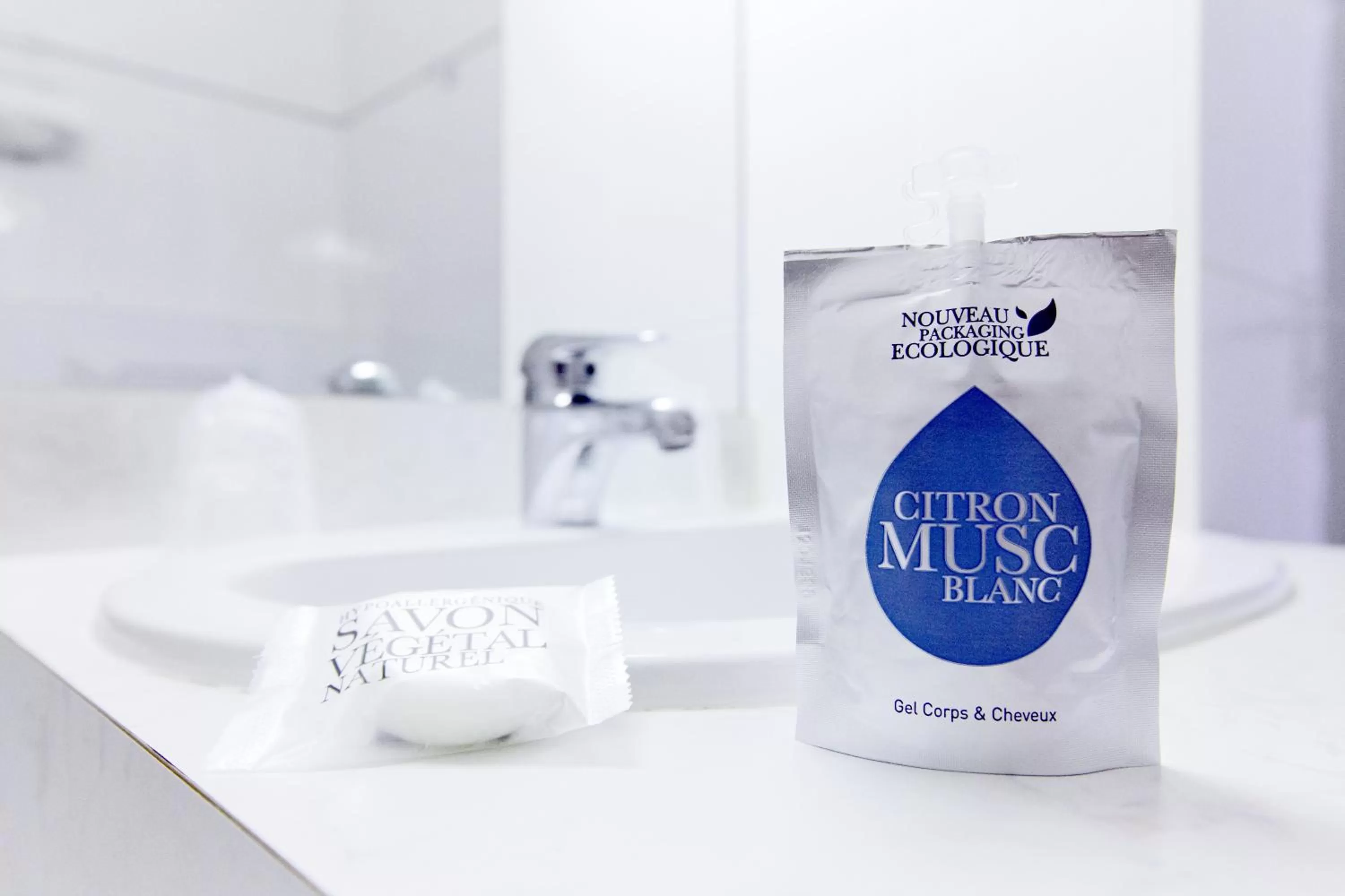 Bathroom in The Originals City, Hôtel La Maison de Lise, Mulhouse Illzach