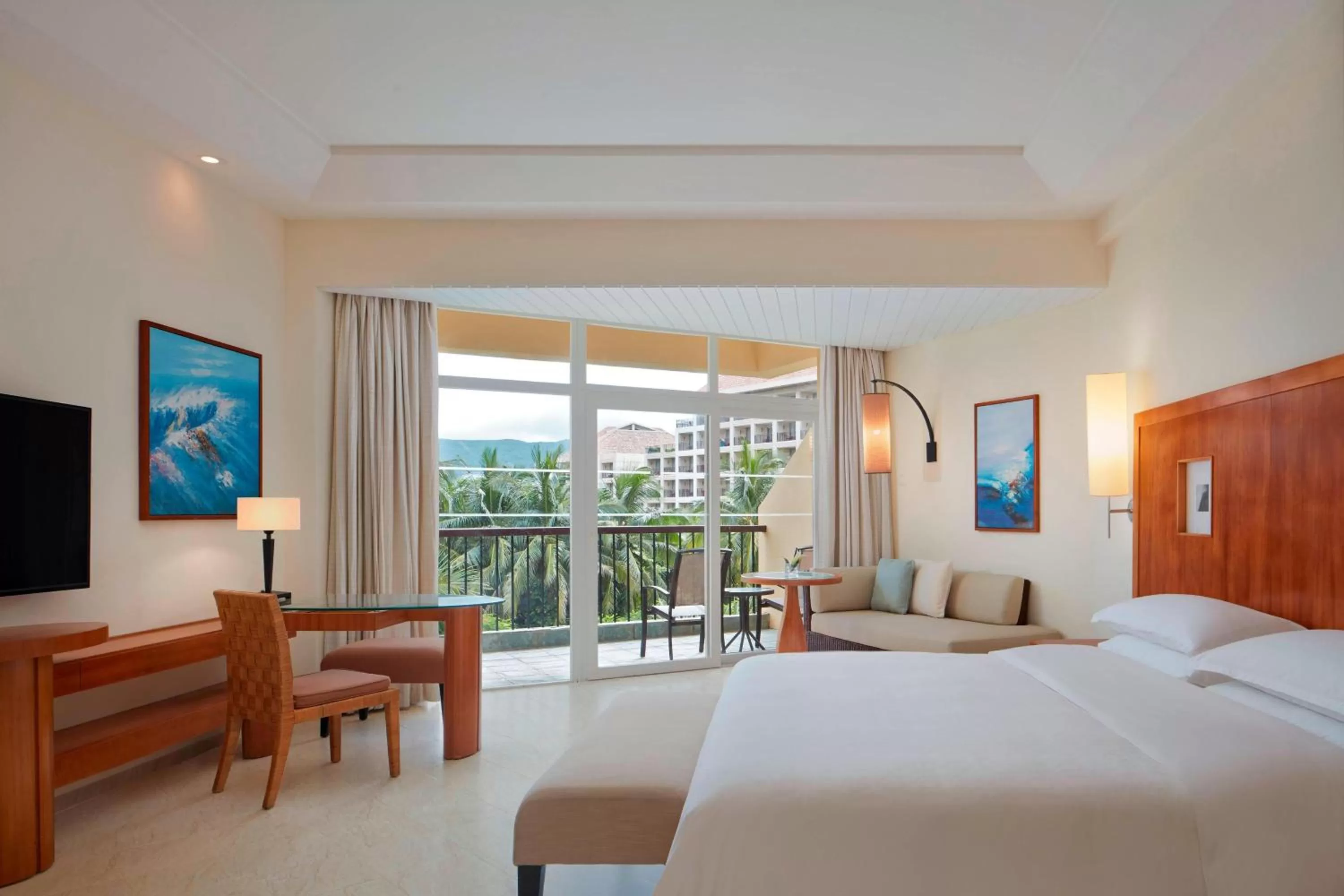 Photo of the whole room, Bed in Sheraton Sanya Yalong Bay Resort