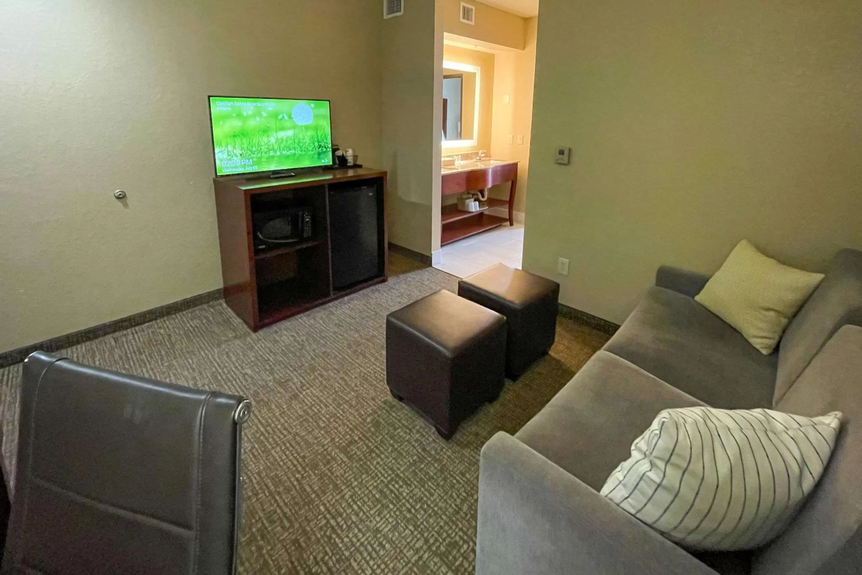 Bedroom in Comfort Suites San Antonio Near Seaworld