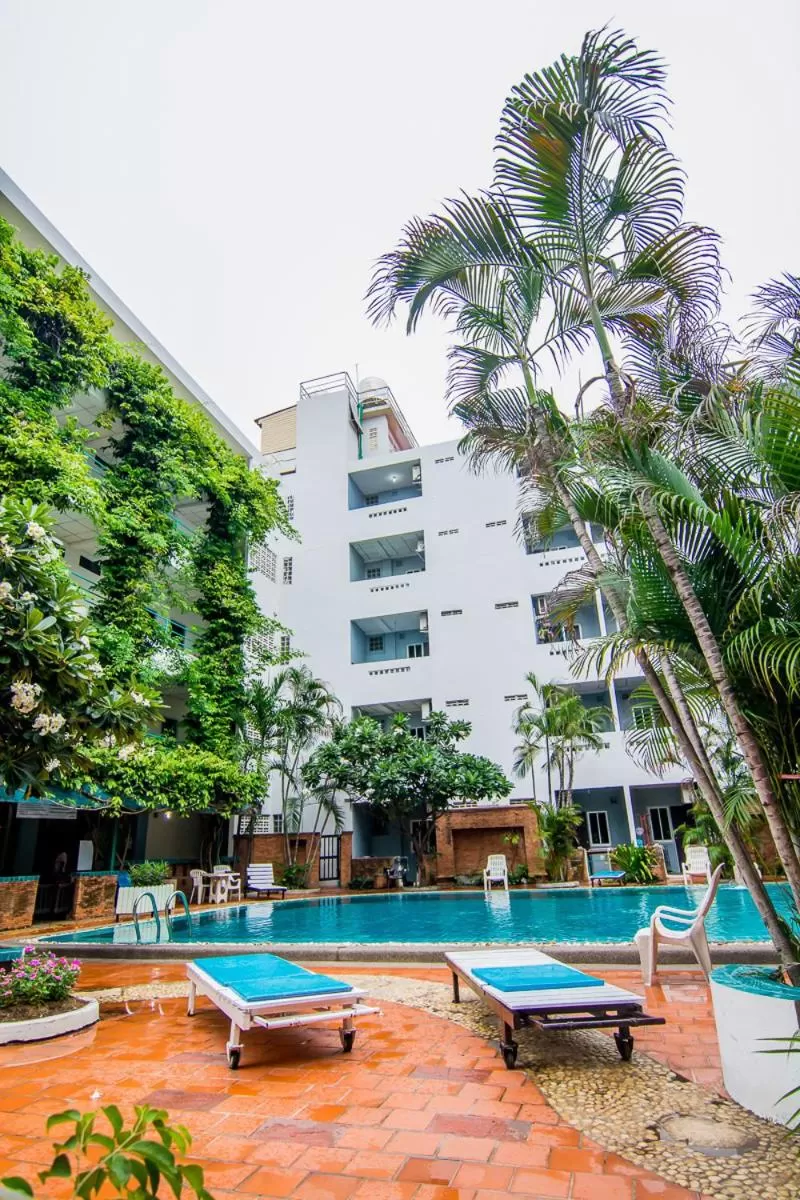 Facade/entrance in Sutus Court 5