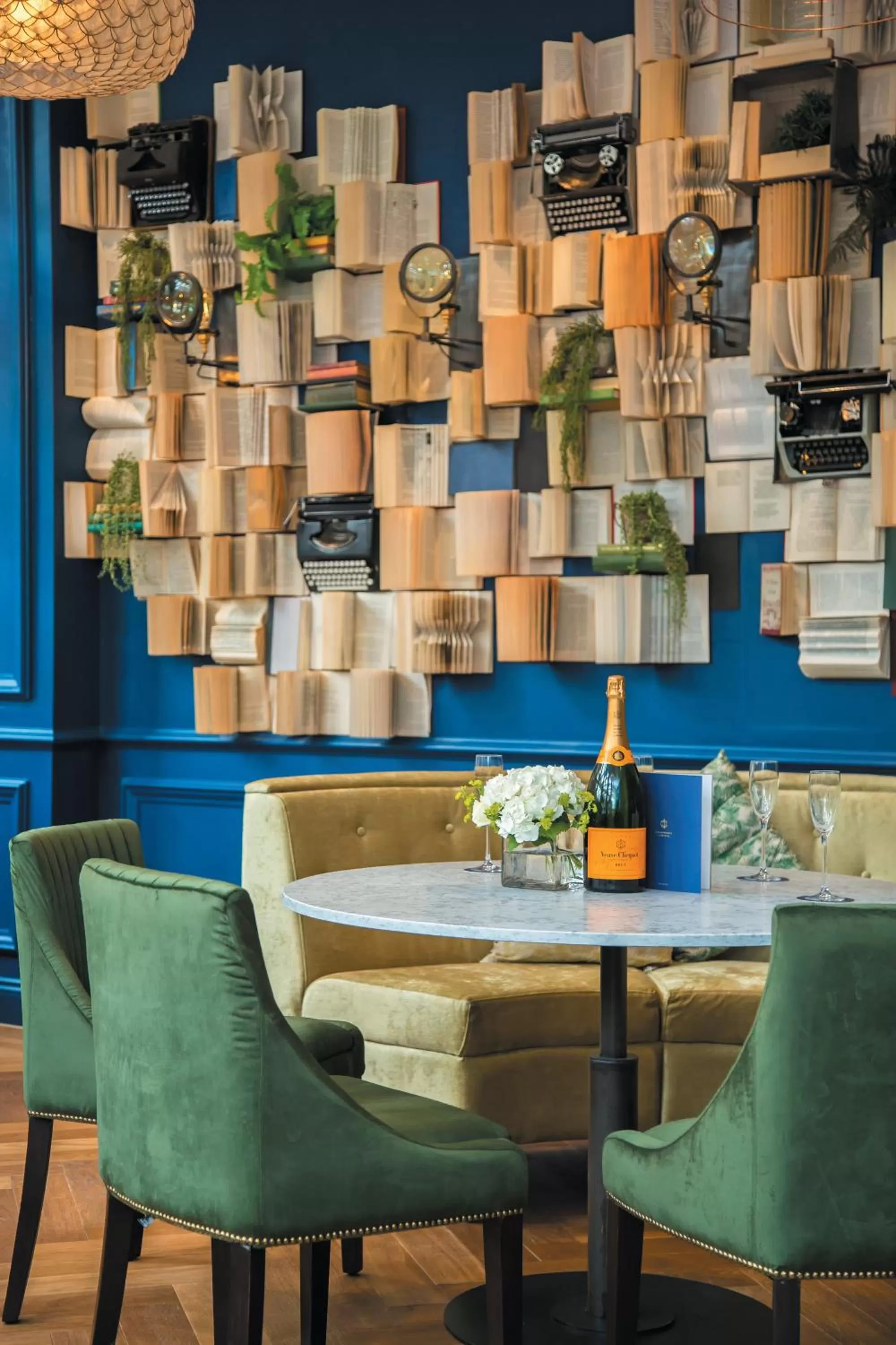 Lounge or bar in voco Grand Central Glasgow by IHG