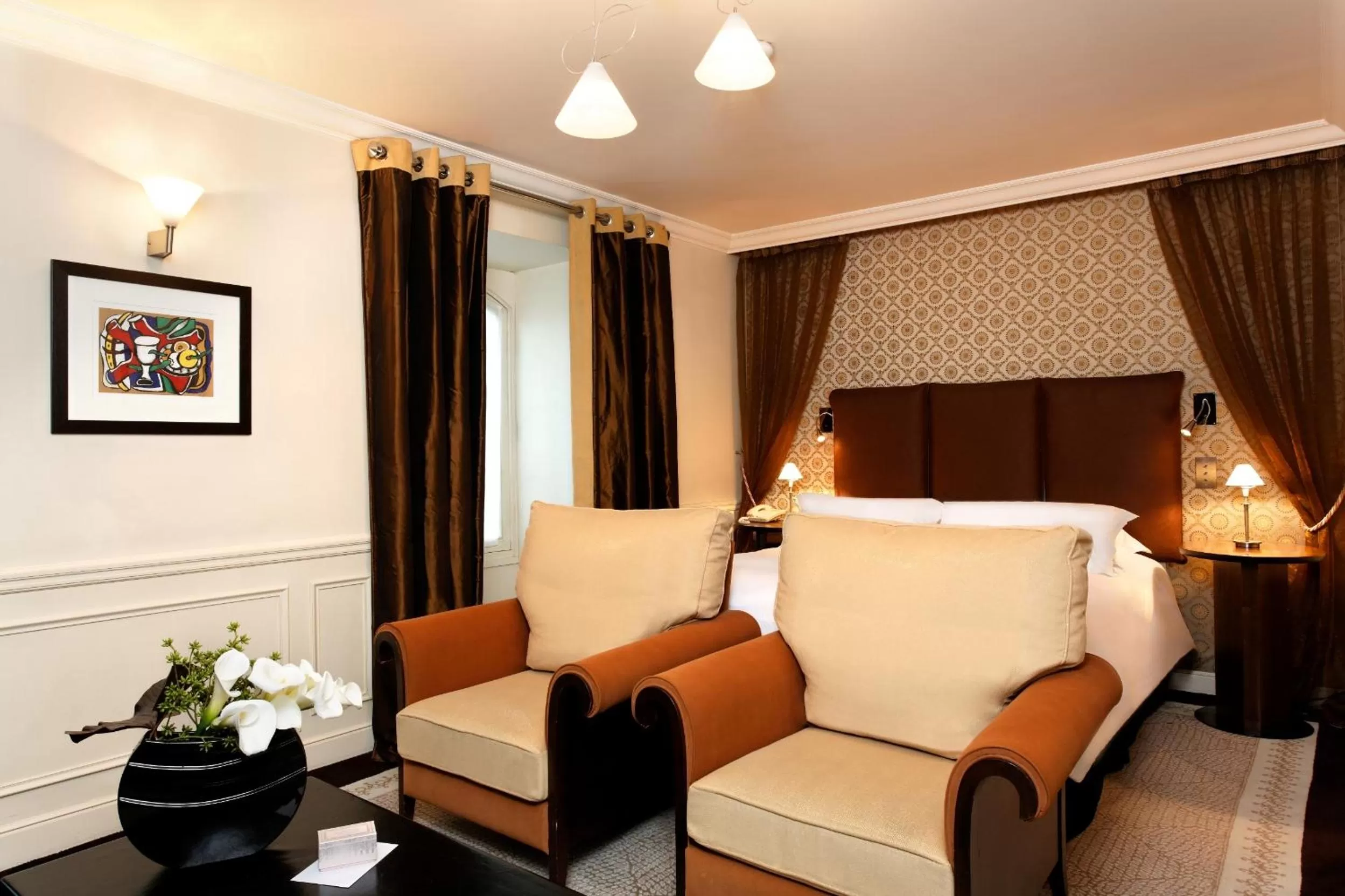 Photo of the whole room, Bed in La Tremoille Paris