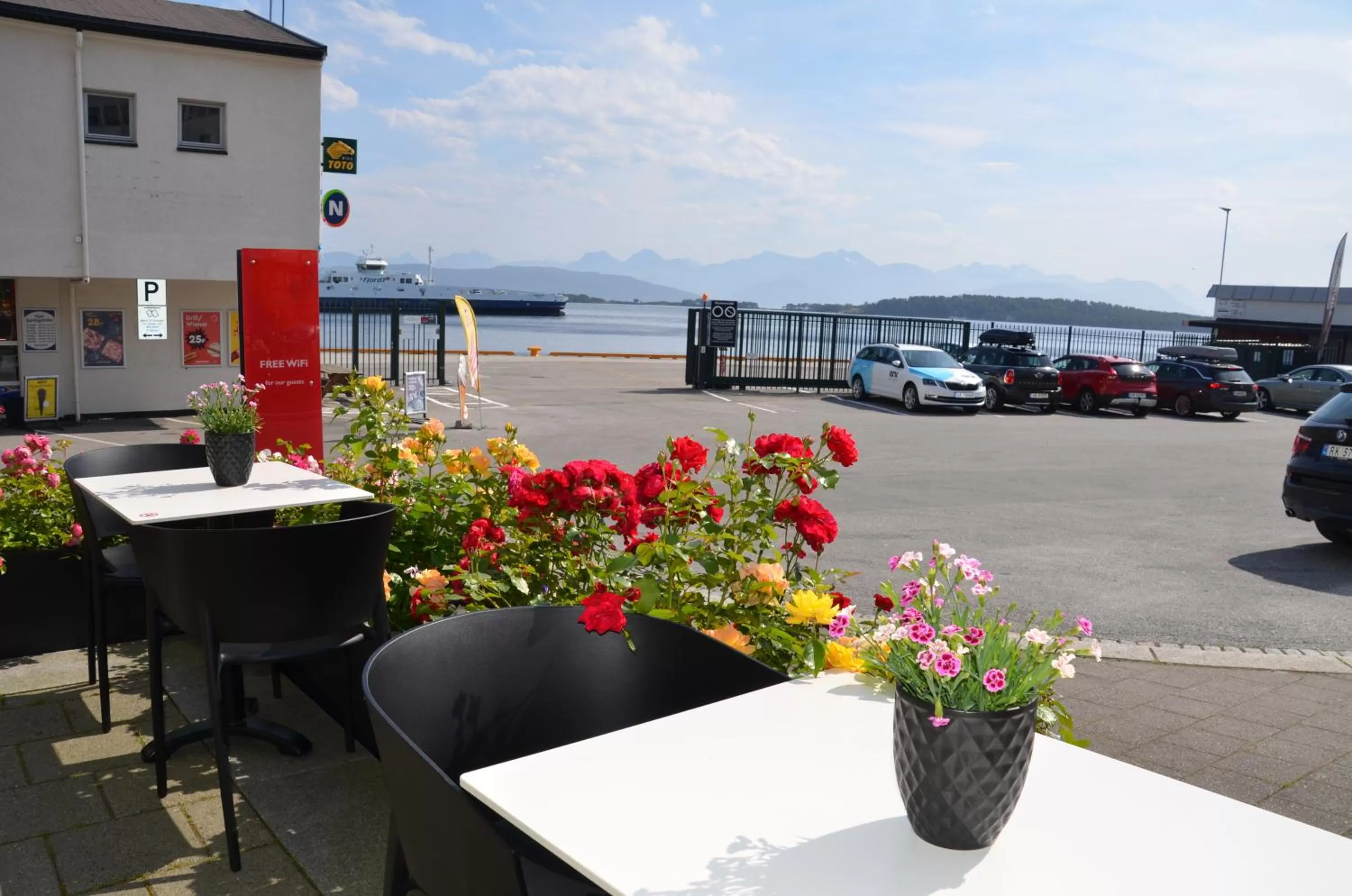 Facade/entrance in Thon Hotel Moldefjord