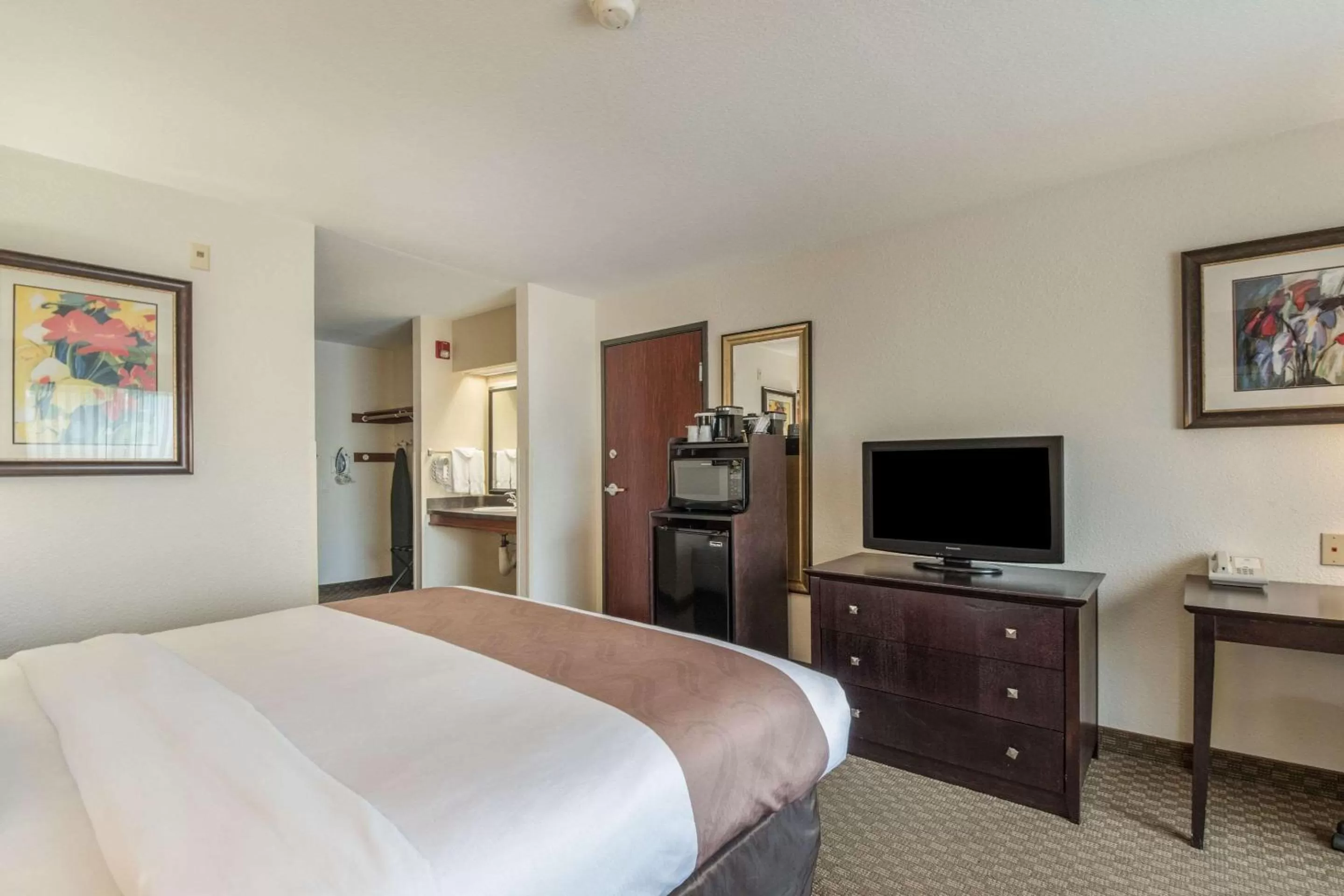 Photo of the whole room in Quality Inn