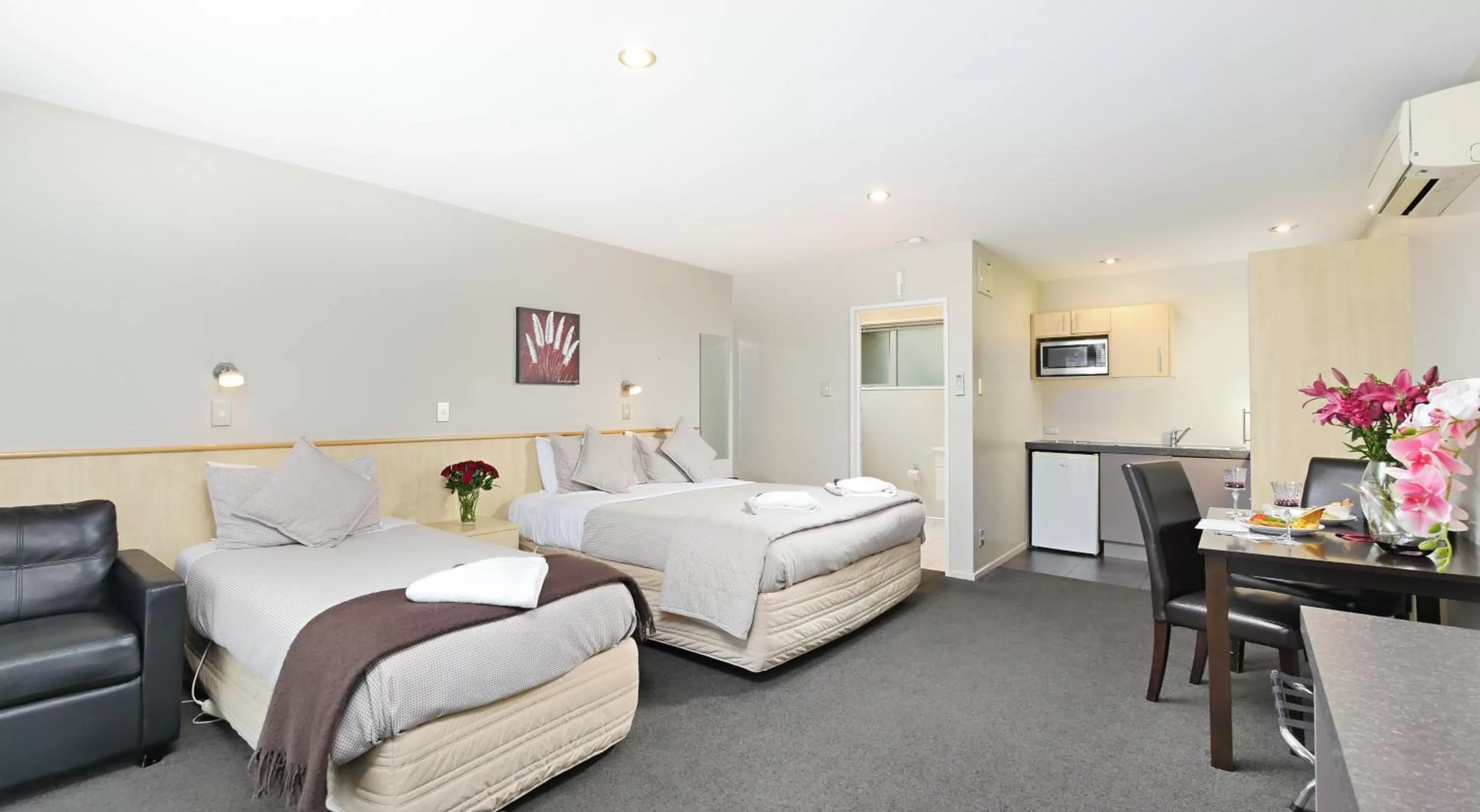 Photo of the whole room, Bed in Arthur's Court Motor Lodge