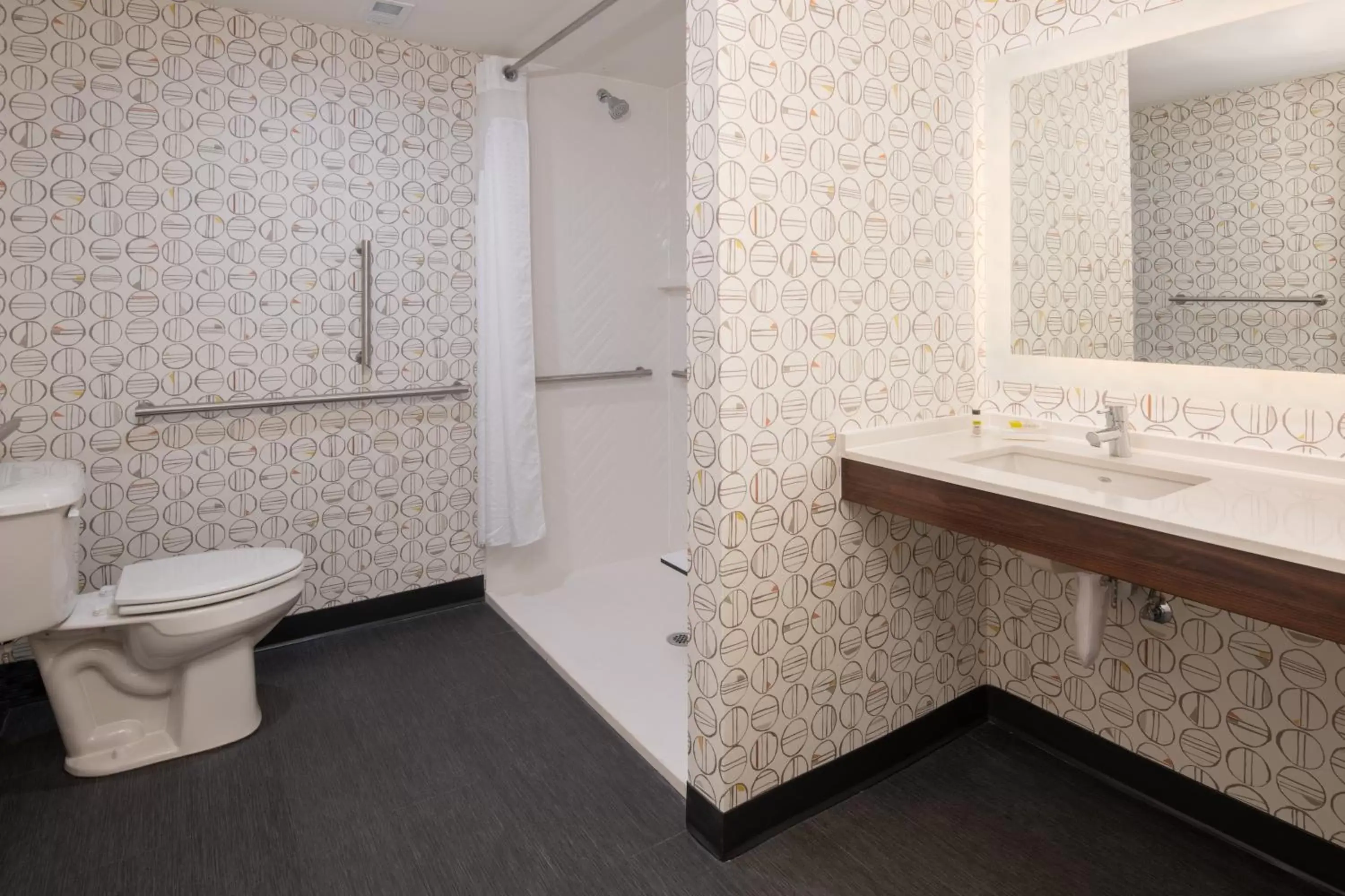King Room - Hearing Accessible - Roll-in Shower in Holiday Inn Richland on the River, an IHG Hotel King Room - Hearing Accessible - Roll-in Shower in Holiday Inn Richland on the River, an IHG Hotel