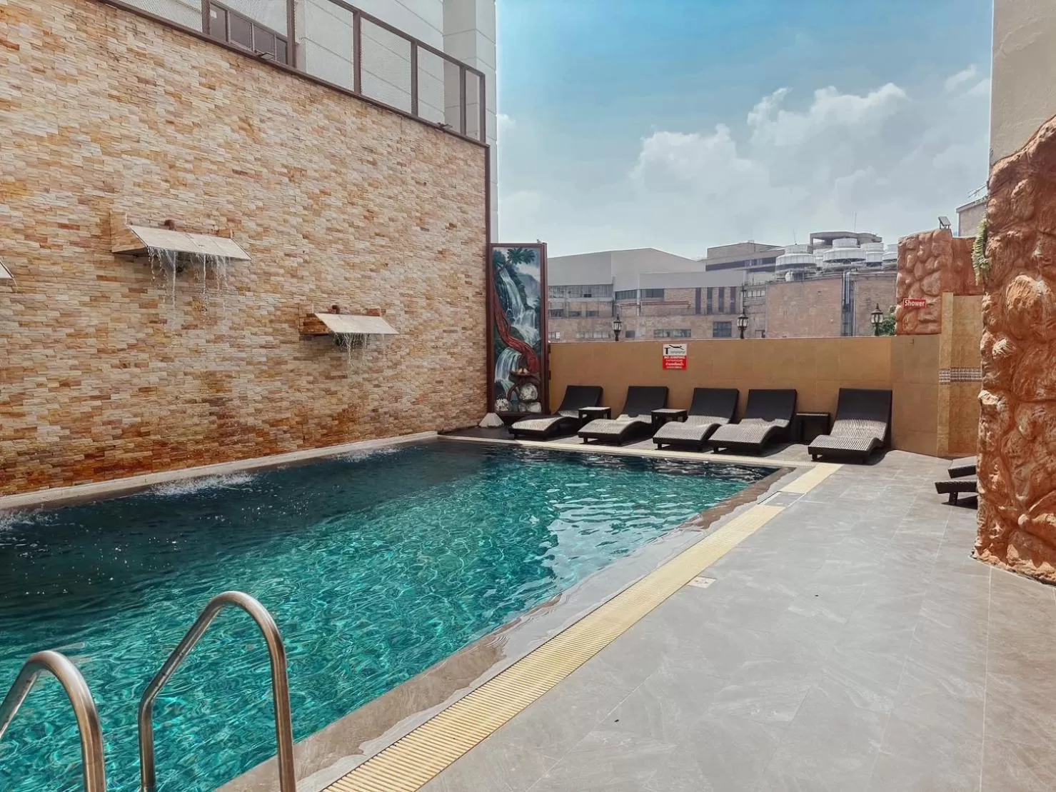 Swimming pool in Hotel De Khuvieng