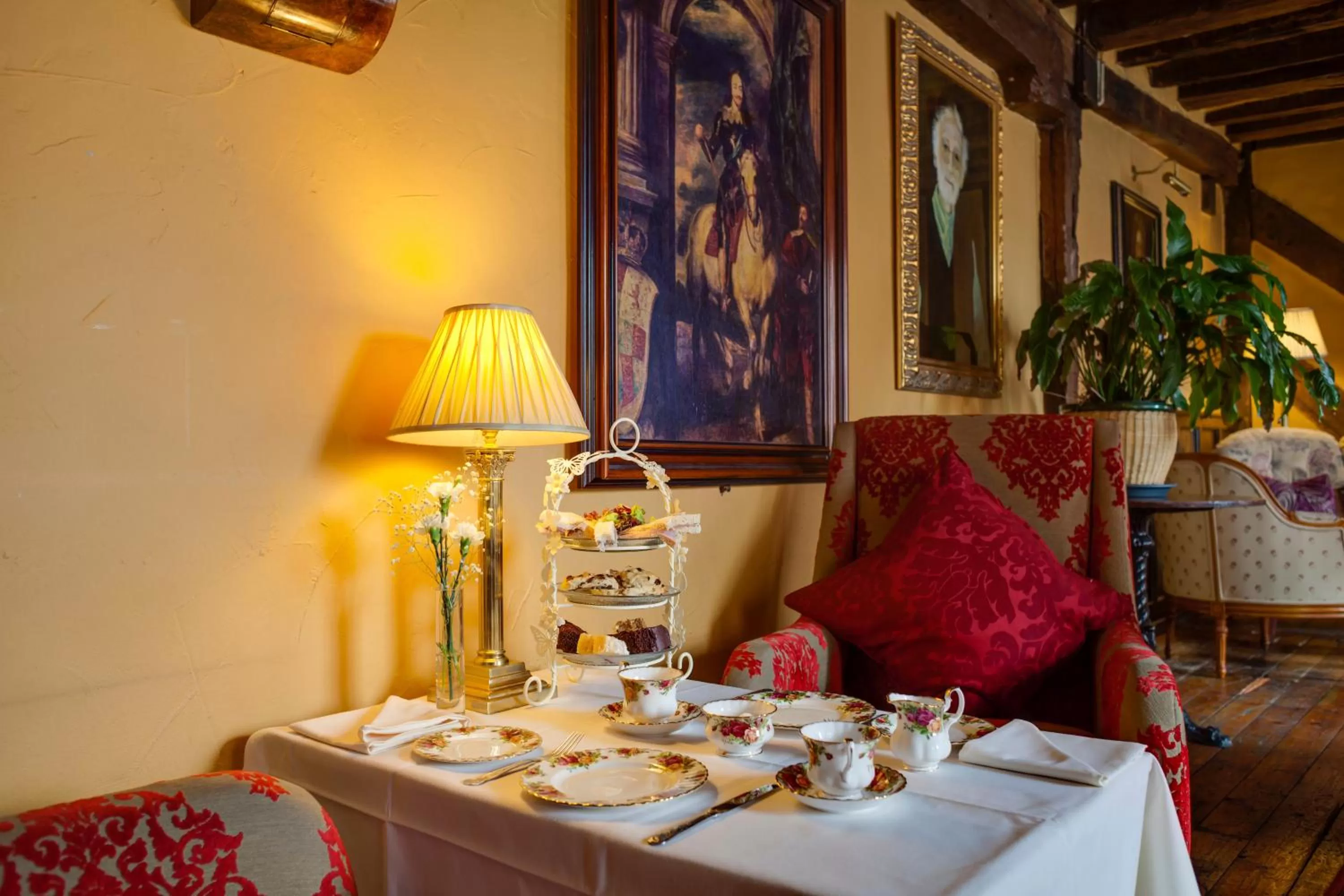 Restaurant/places to eat in The Saracens Head Hotel