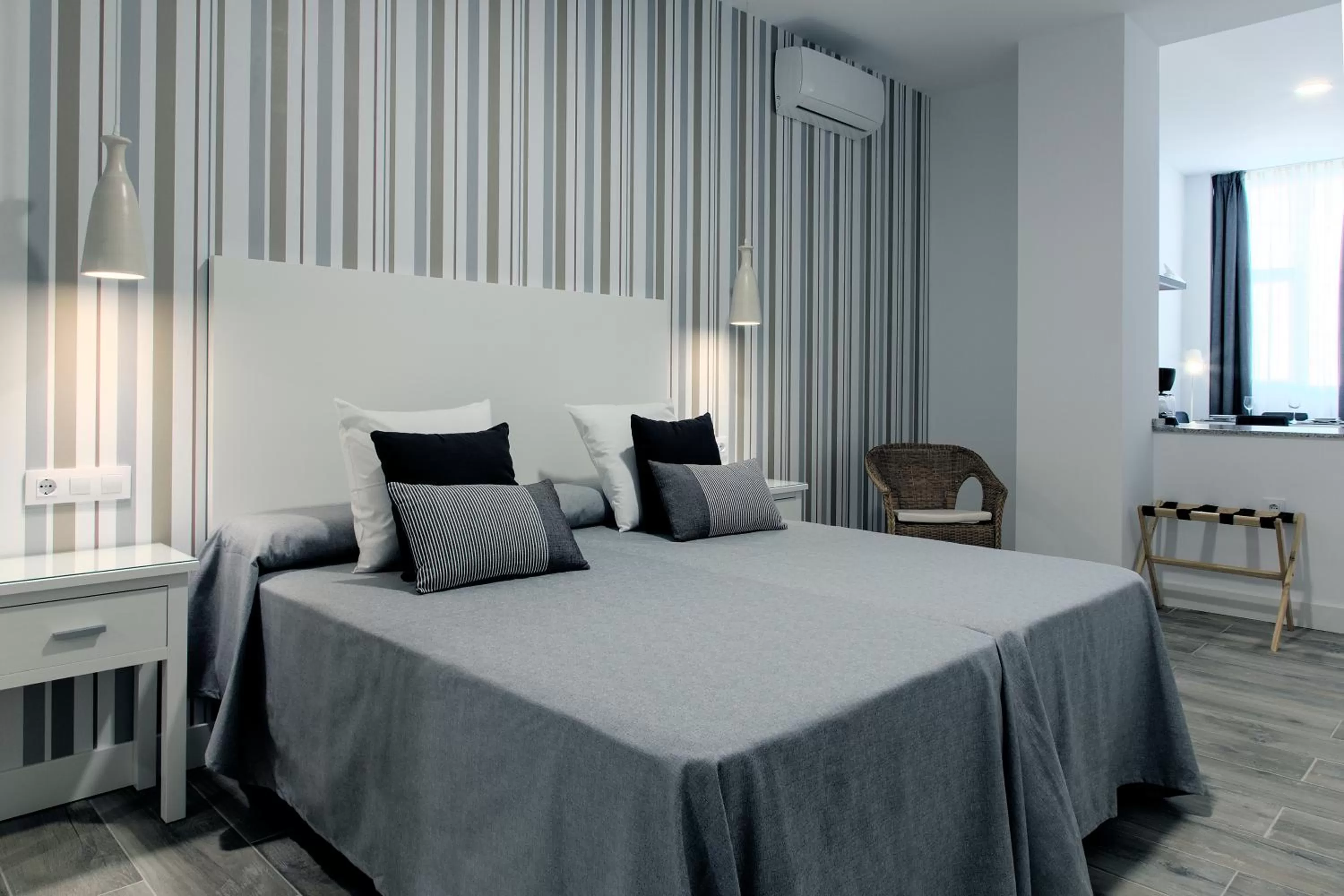 Kitchen or kitchenette, Bed in Hotel Apartamentos MPD