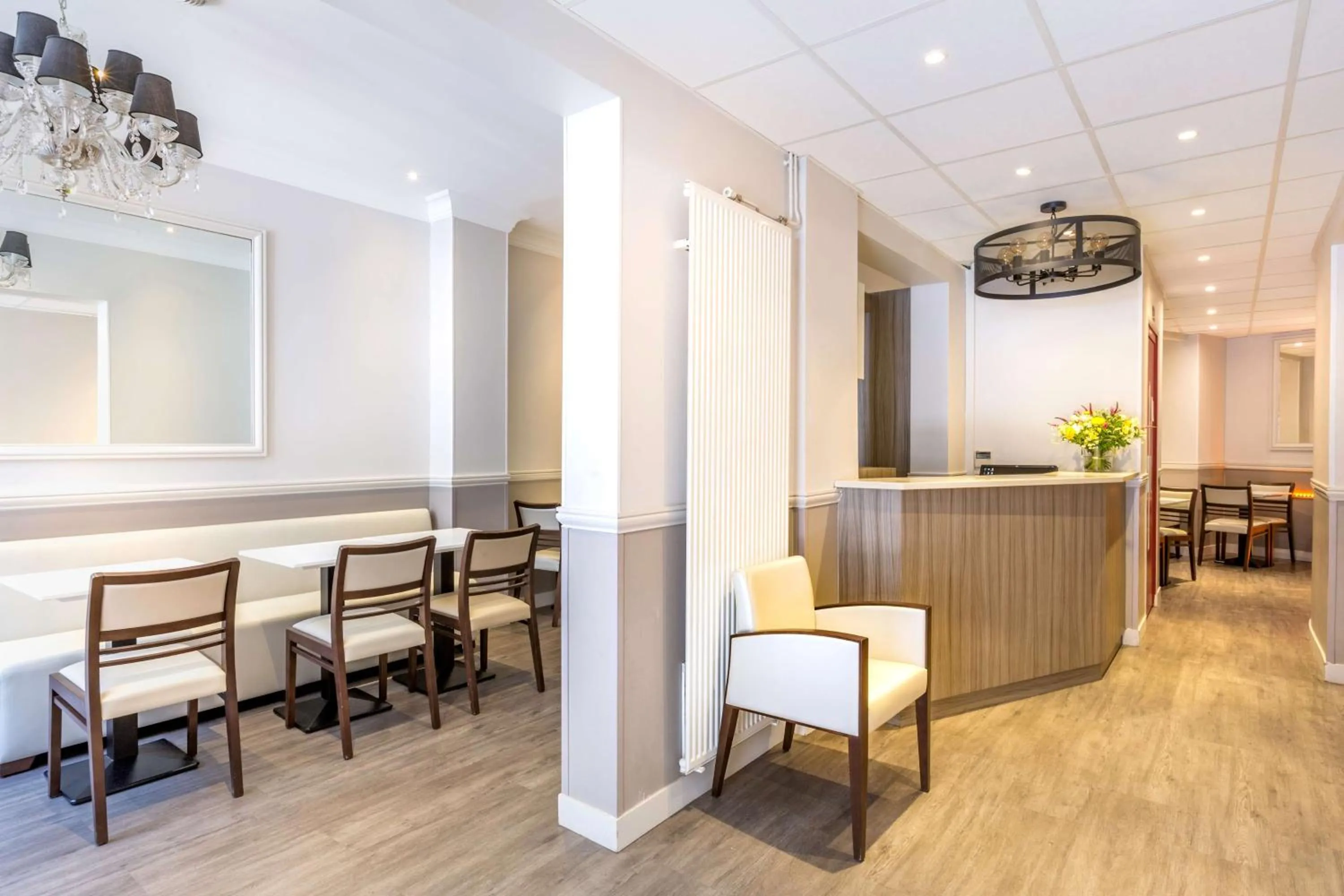 Lobby or reception in Sure Hotel by Best Western Paris Gare du Nord