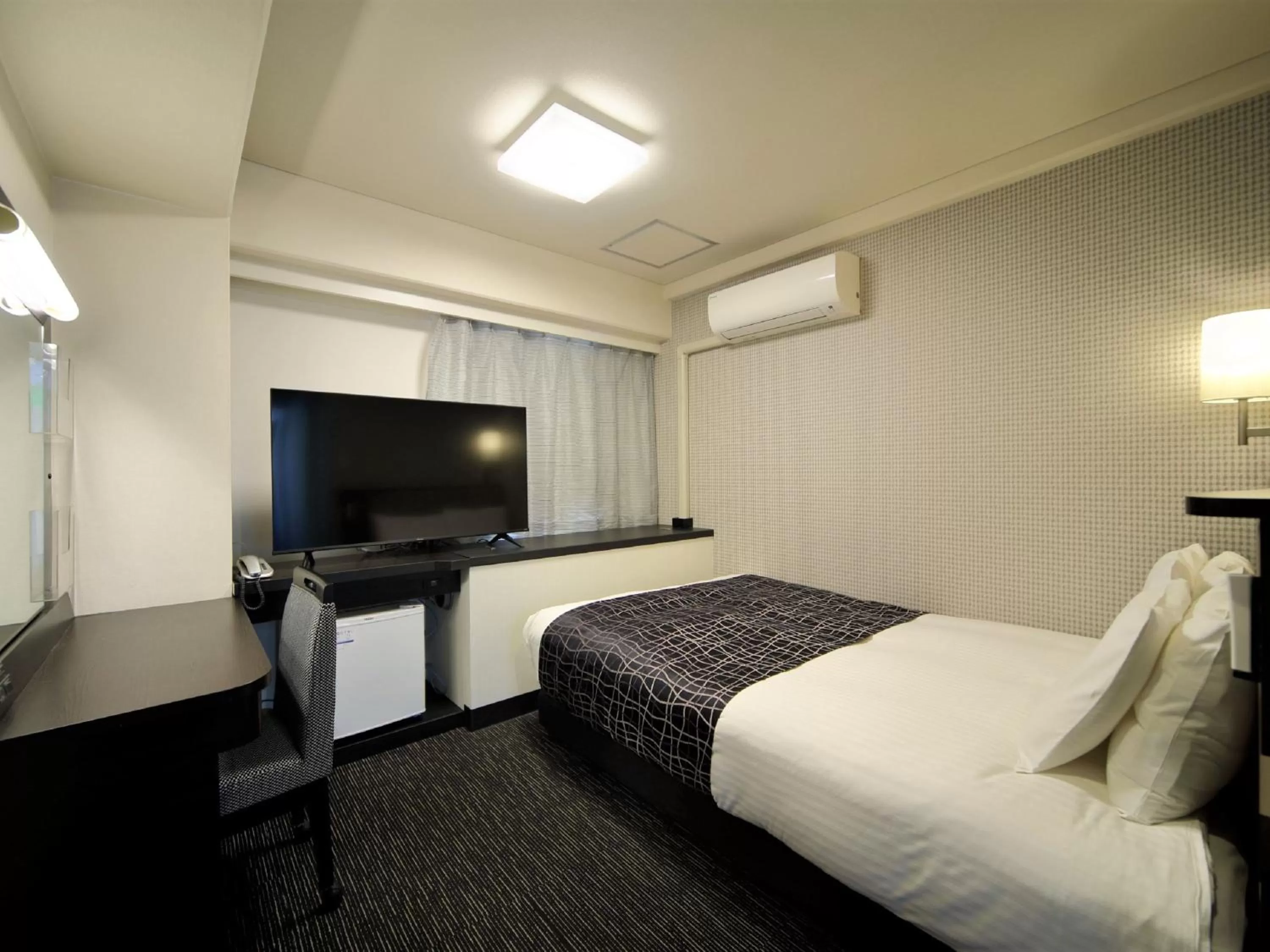 Photo of the whole room, Bed in APA Hotel Kumamoto Sakuramachi Bus Terminal Minami