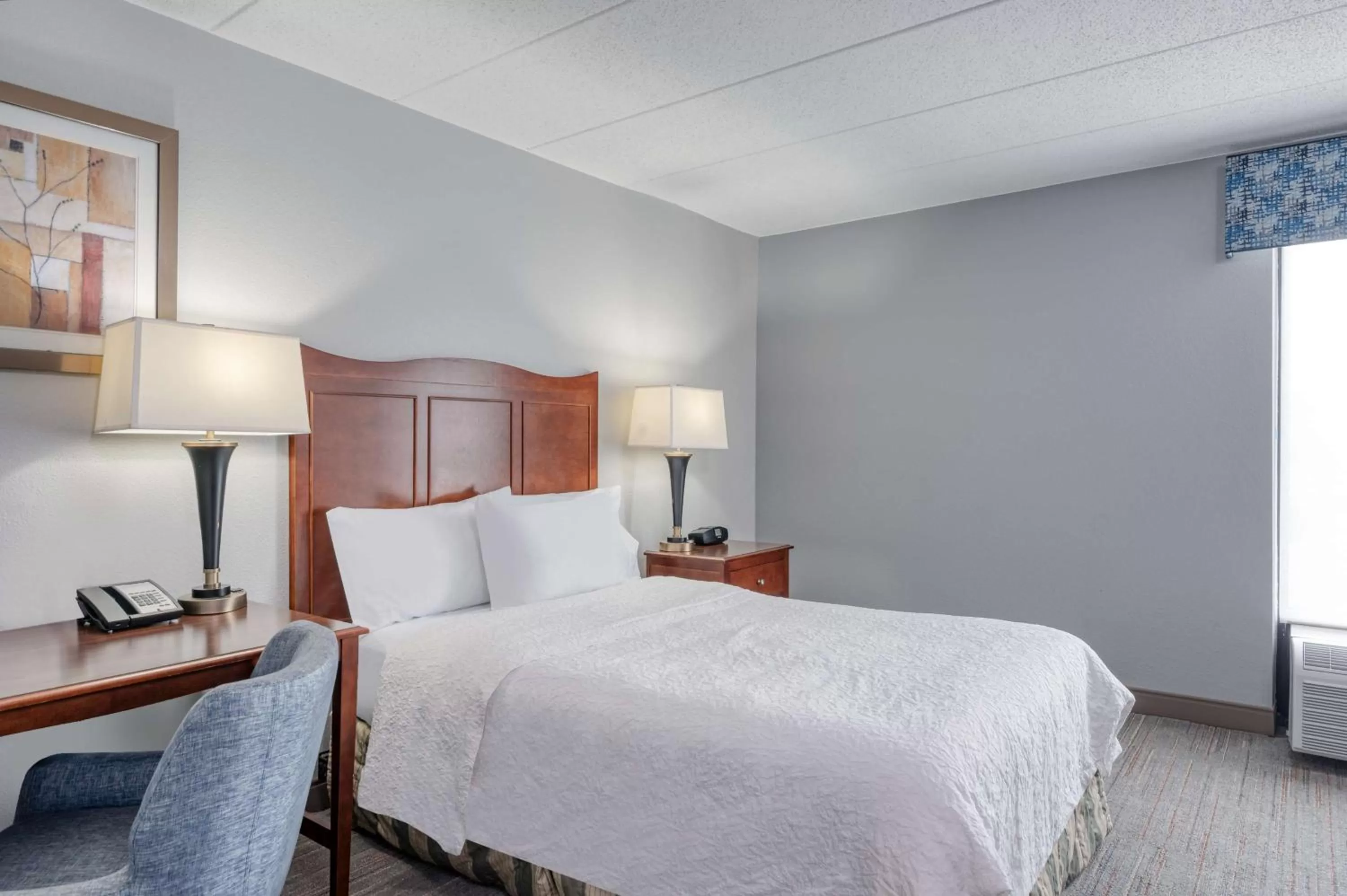 Bed in Hampton Inn Baltimore/White Marsh