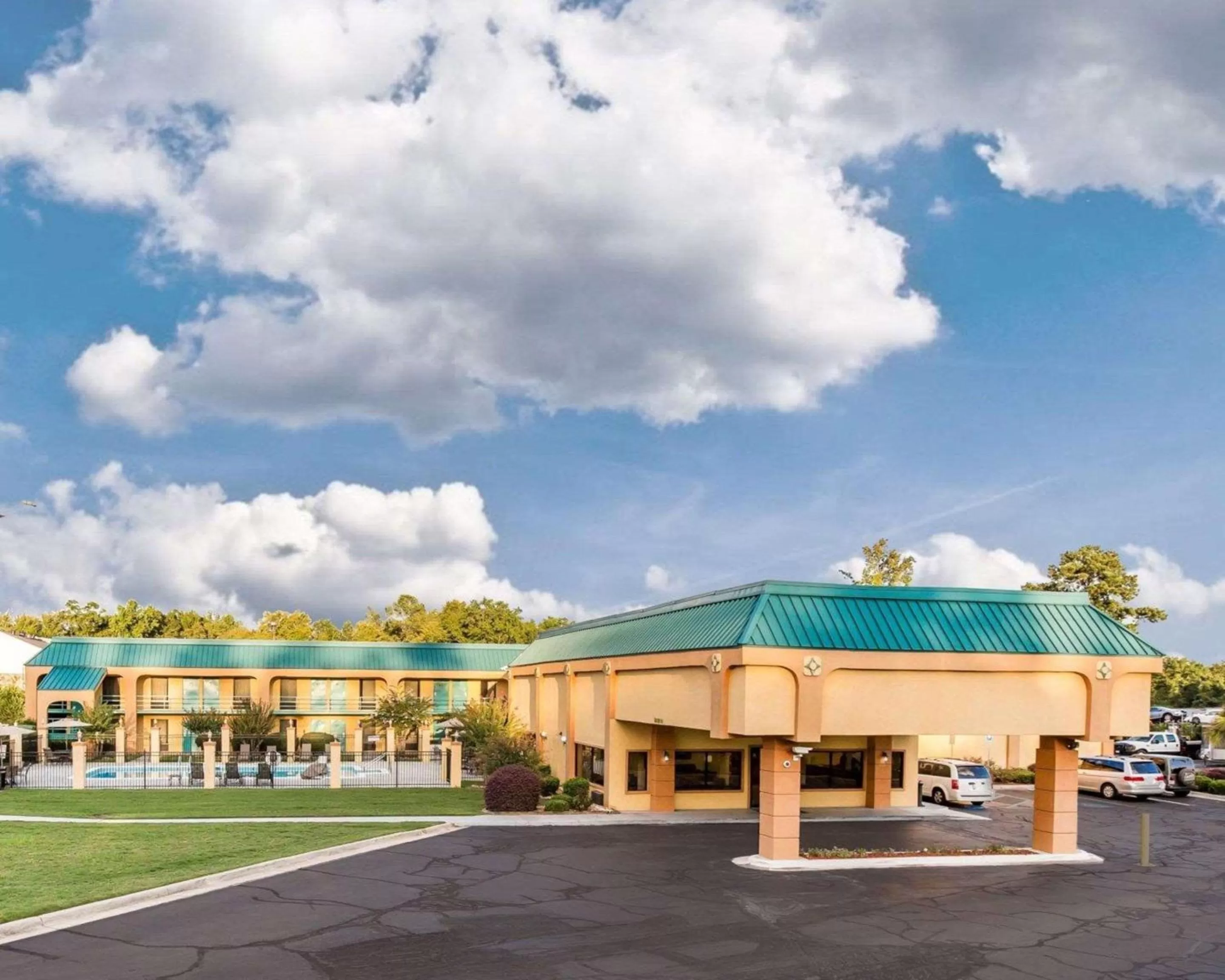 Property building in Quality Inn Macon West