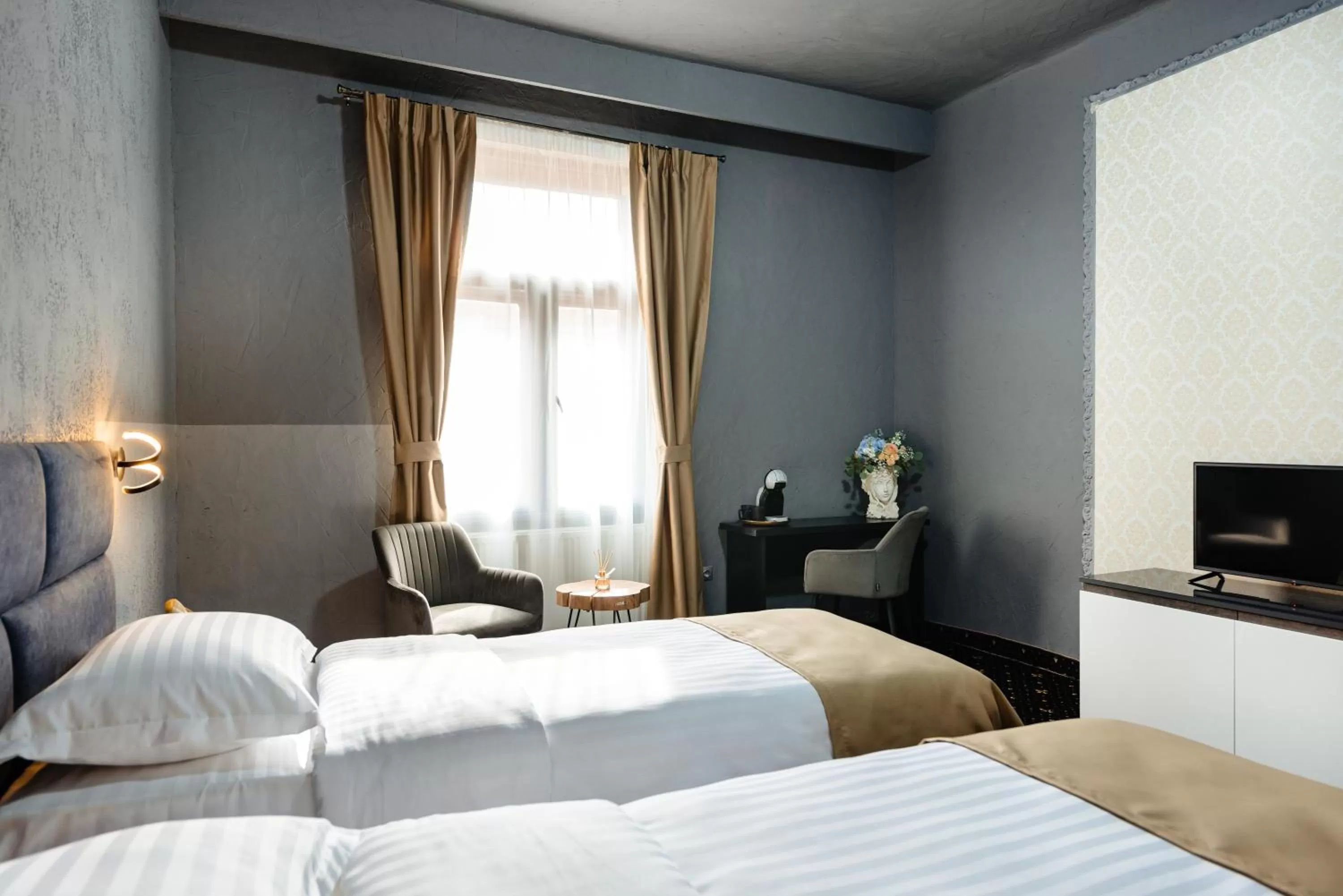 Photo of the whole room, Bed in Palace Bulevard Inn