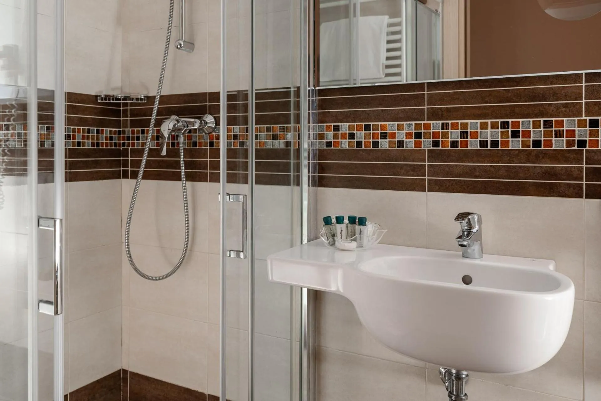 Shower in Albergo Rossini 1936 Small & Charming