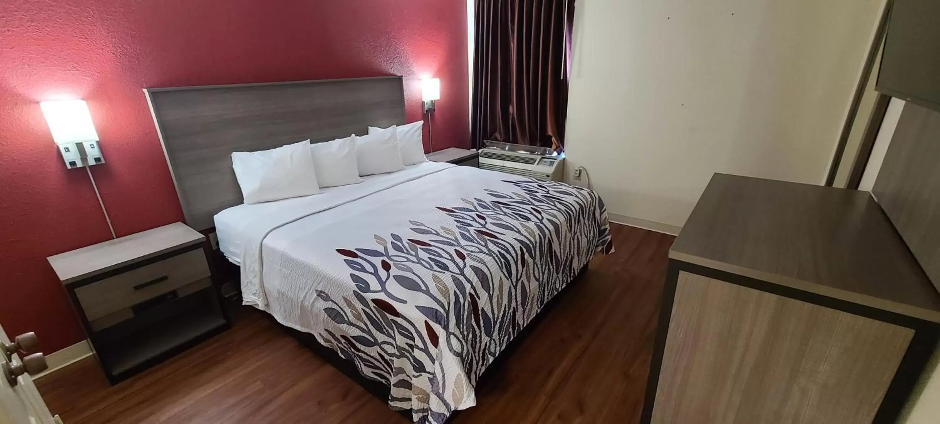 Suite King Room Non-Smoking in Red Roof Inn & Suites Cornelius - Lake Norman Suite King Room Non-Smoking in Red Roof Inn & Suites Cornelius - Lake Norman