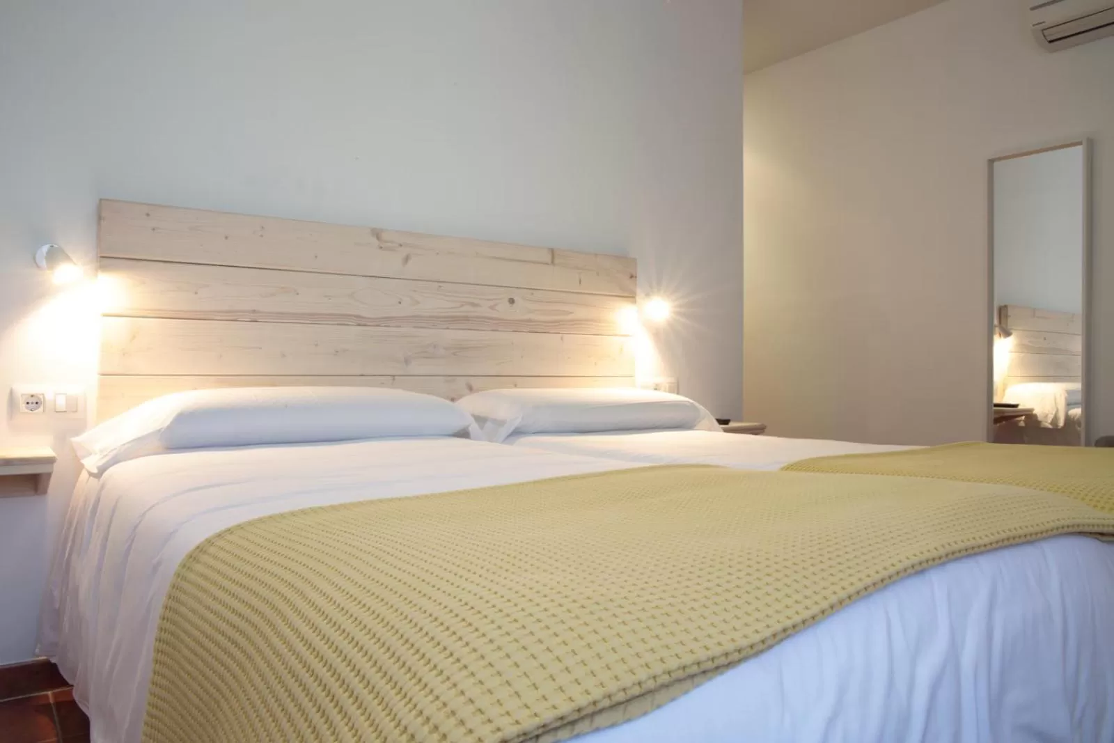 Photo of the whole room, Bed in Hotel 3 Arcs