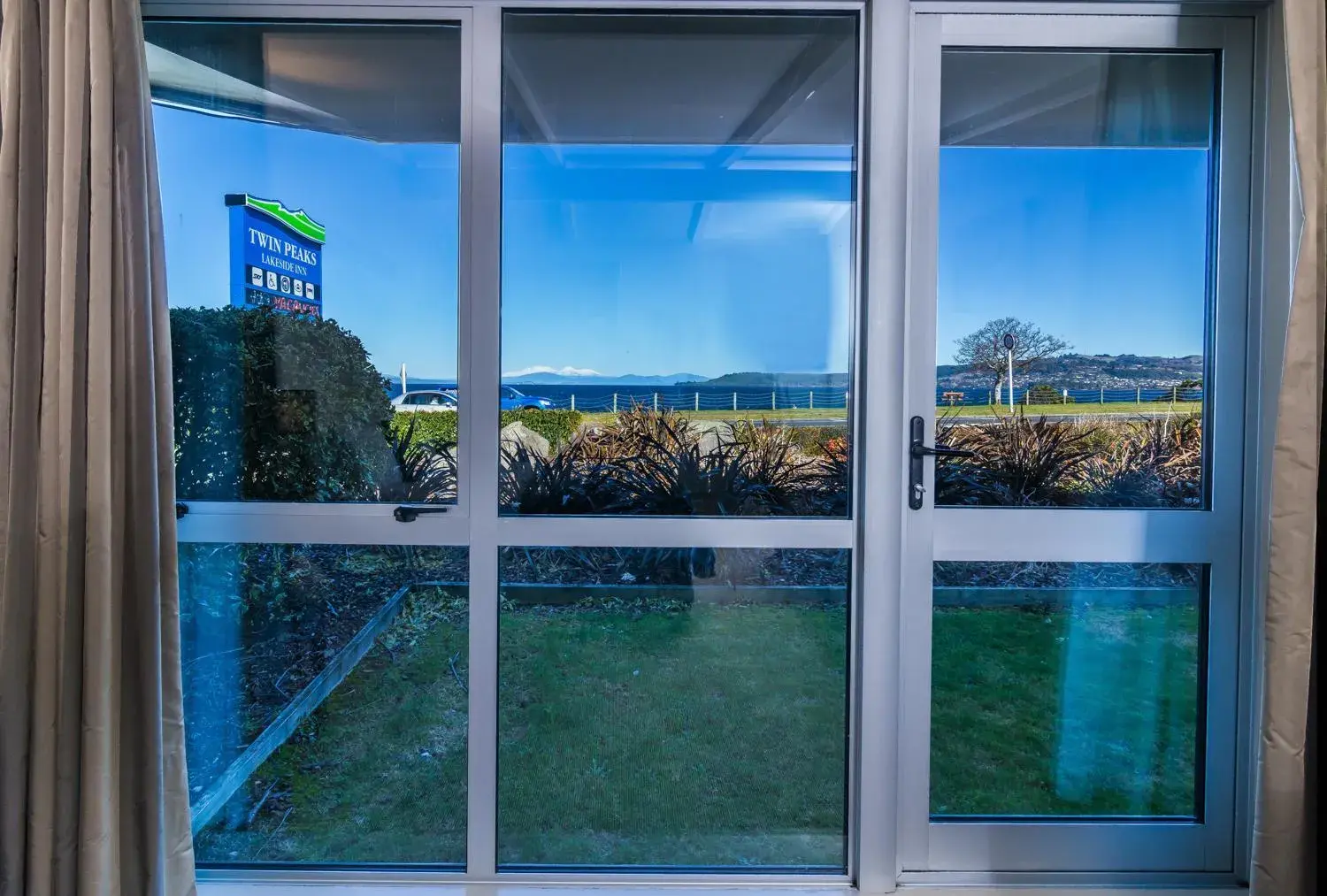 King Studio with Lake View in Twin Peaks Lakeside Inn King Studio with Lake View in Twin Peaks Lakeside Inn