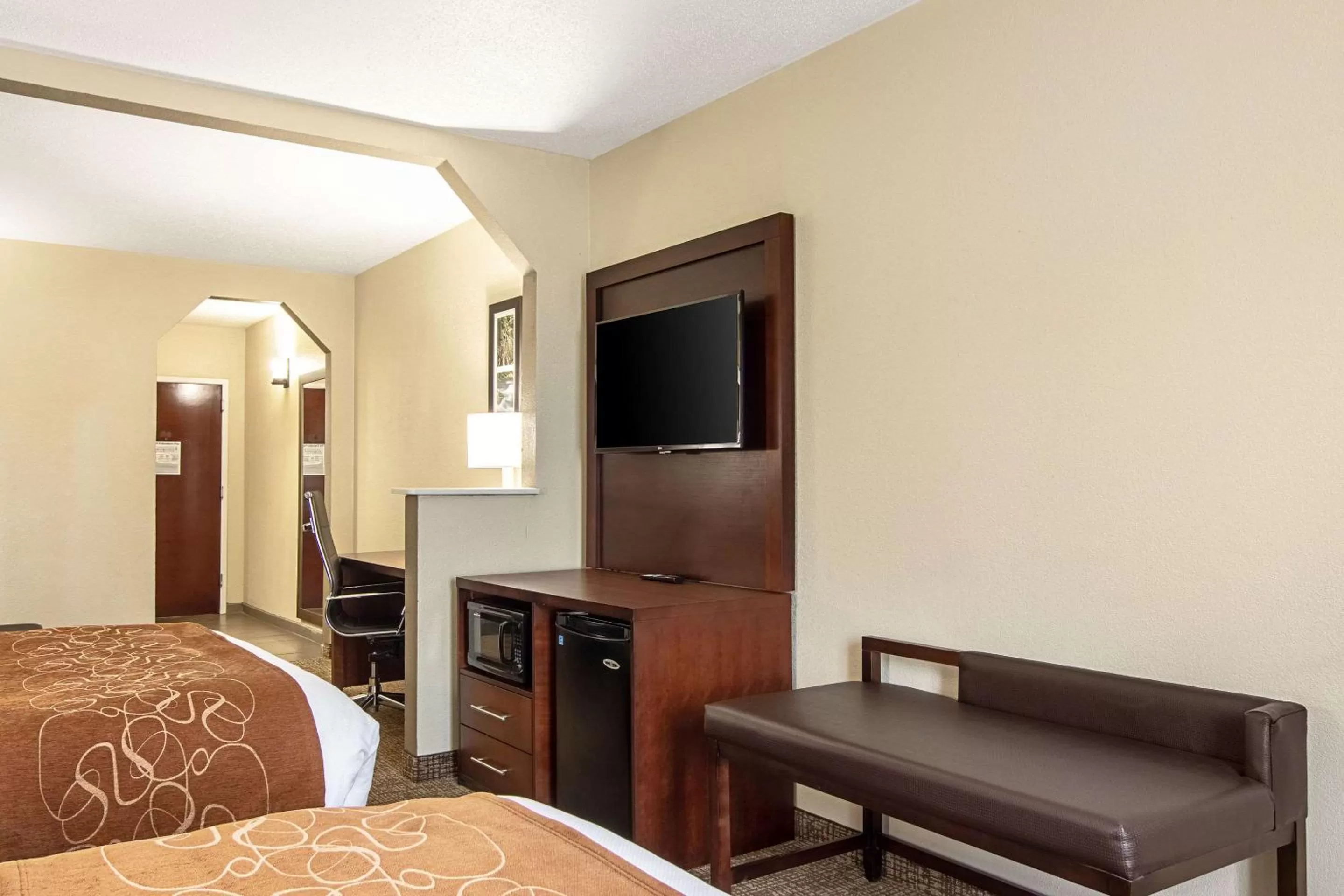 Photo of the whole room, Bed in Comfort Suites Knoxville Airport