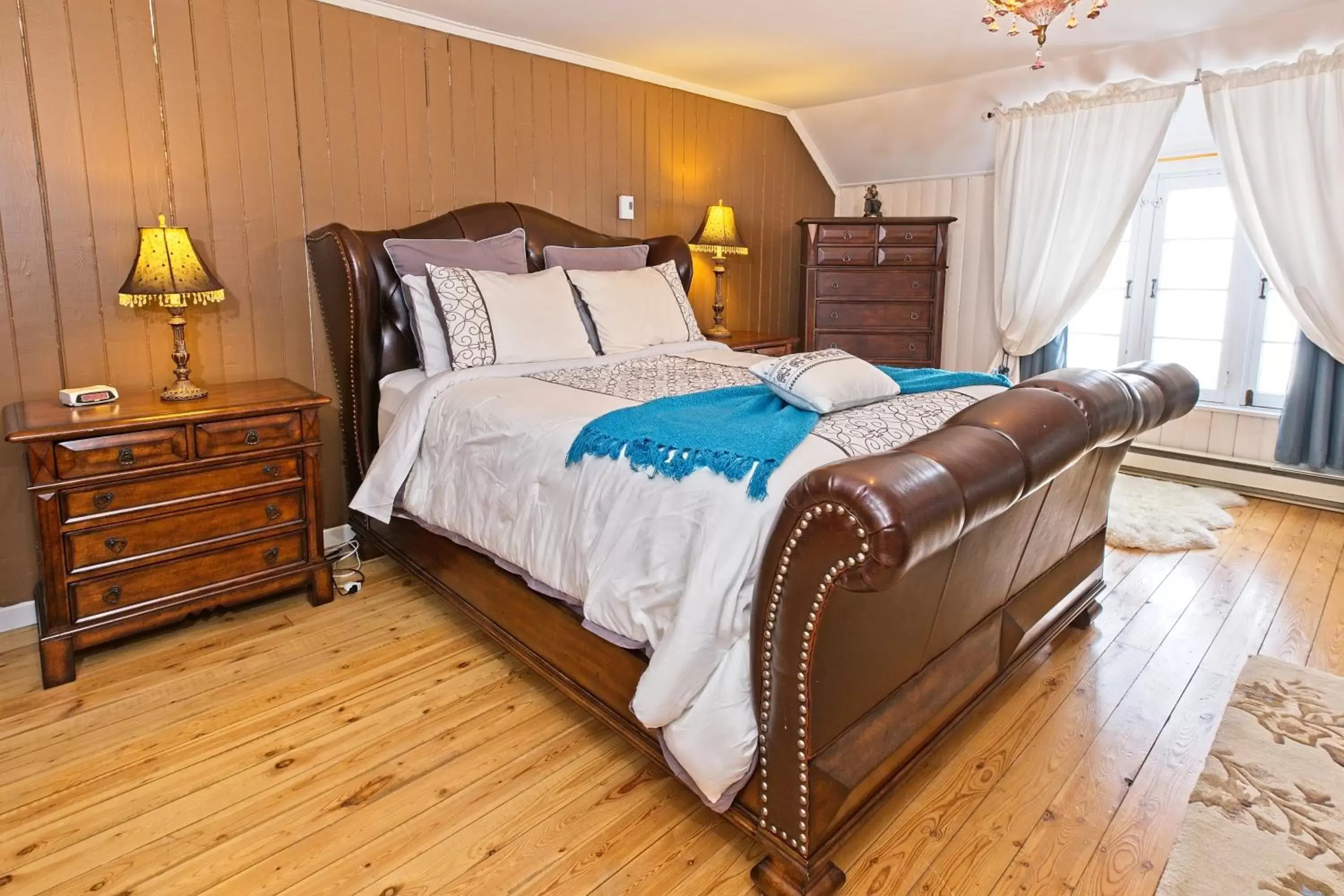 Deluxe Queen Room with Fireplace - River view in Auberge sur la Côte Deluxe Queen Room with Fireplace - River view in Auberge sur la Côte