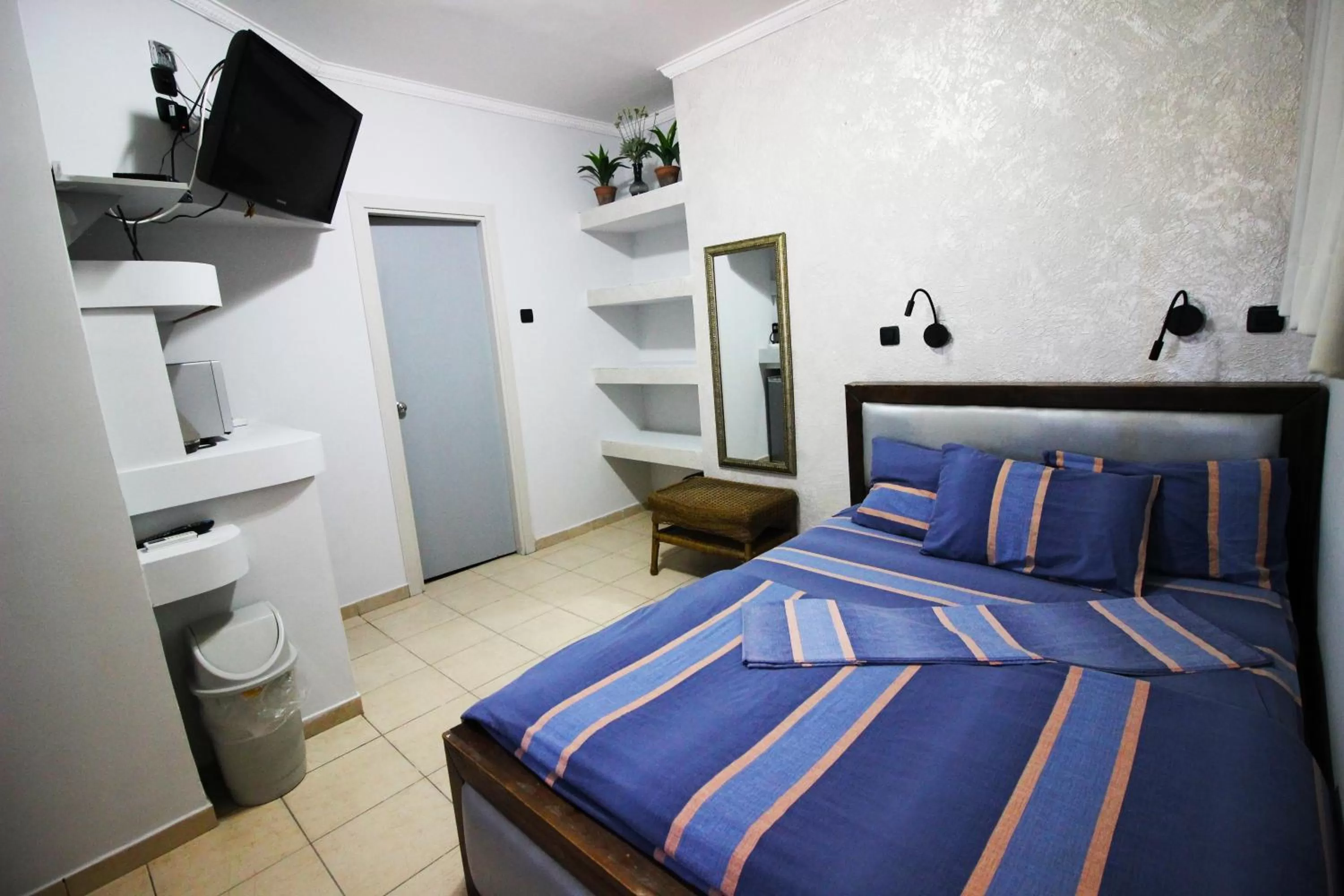 Living room, Bed in Sunset Inn