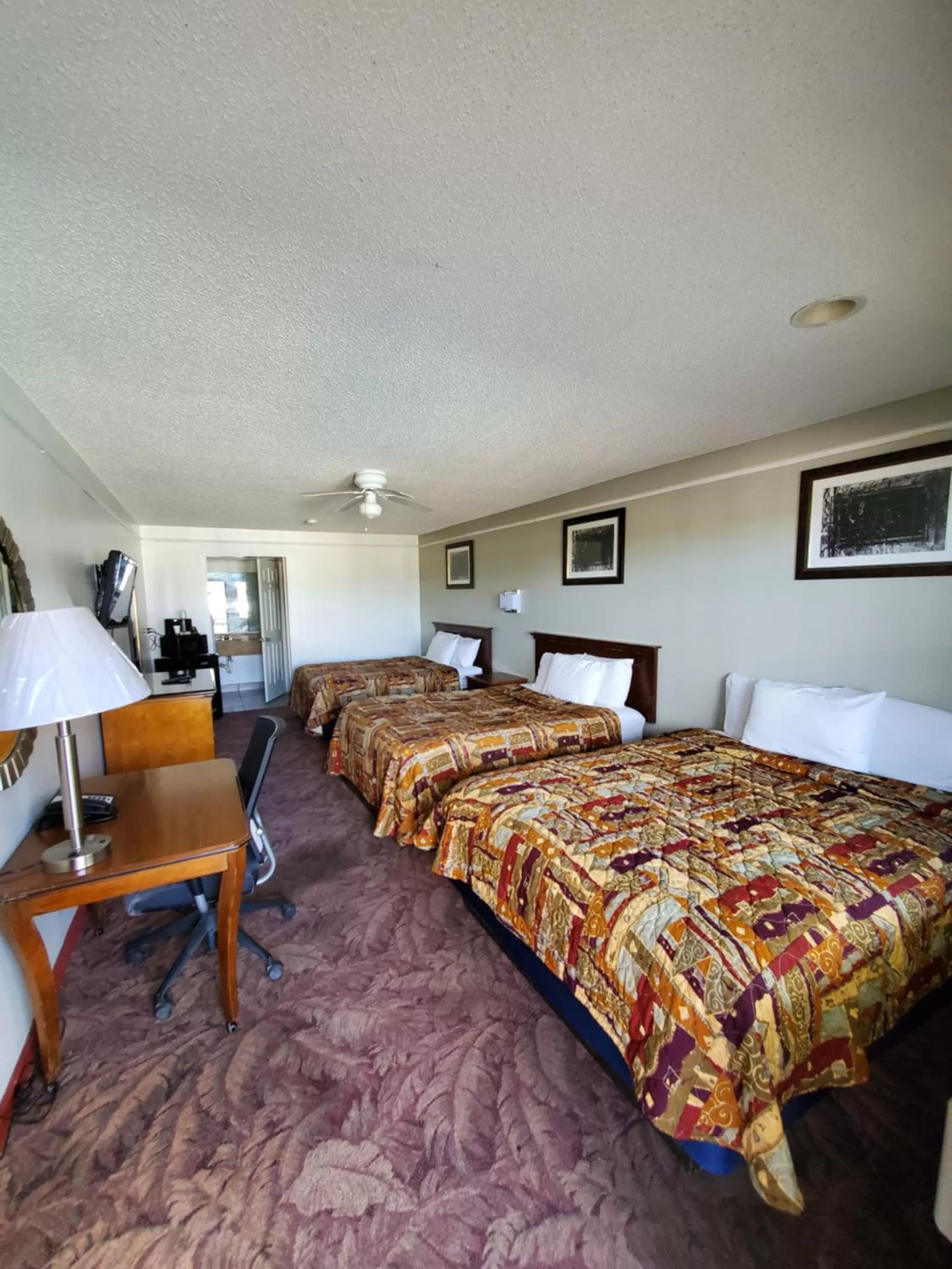 Bed in Deluxe Inn and Suites