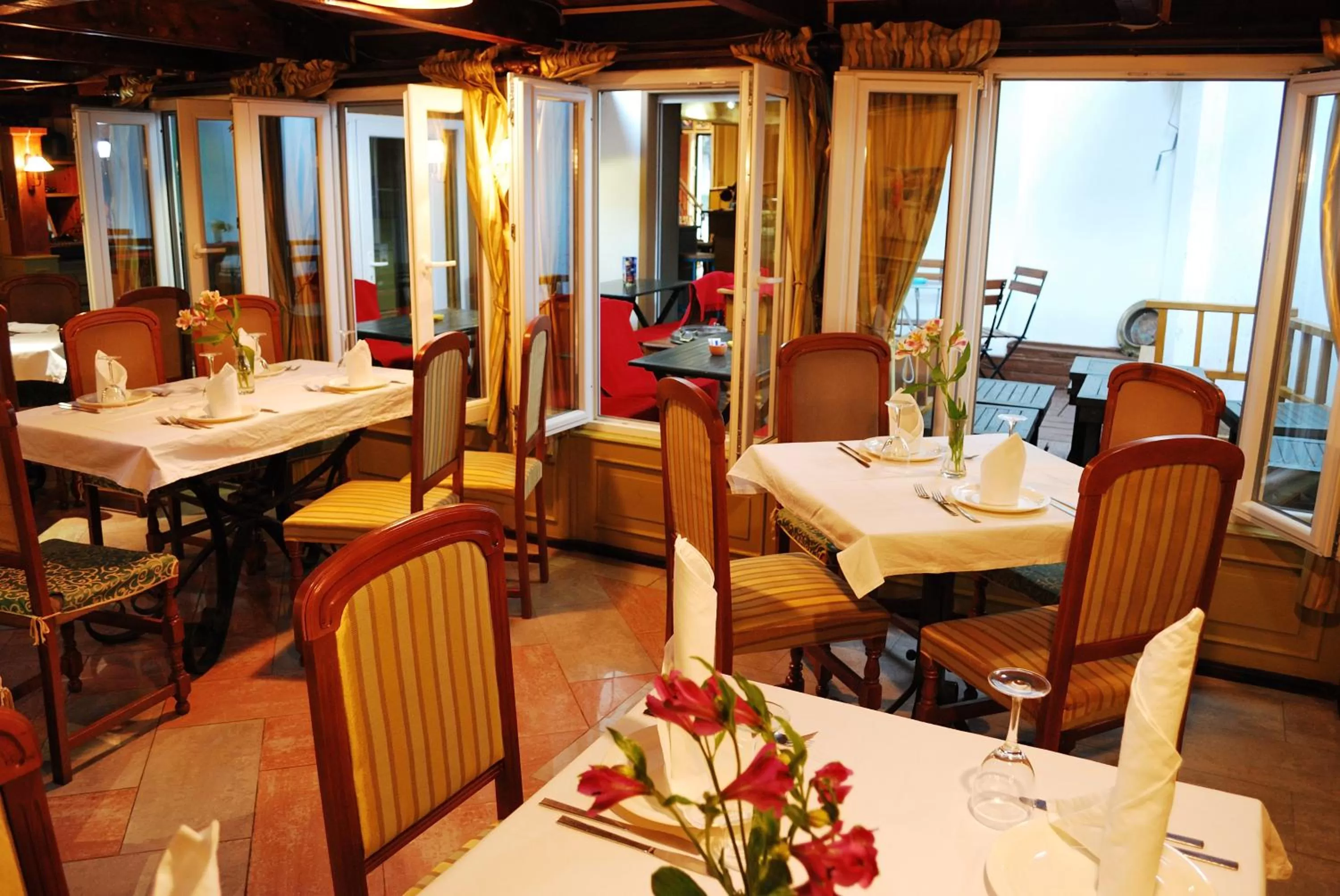 Restaurant/places to eat in Hotel LONDON