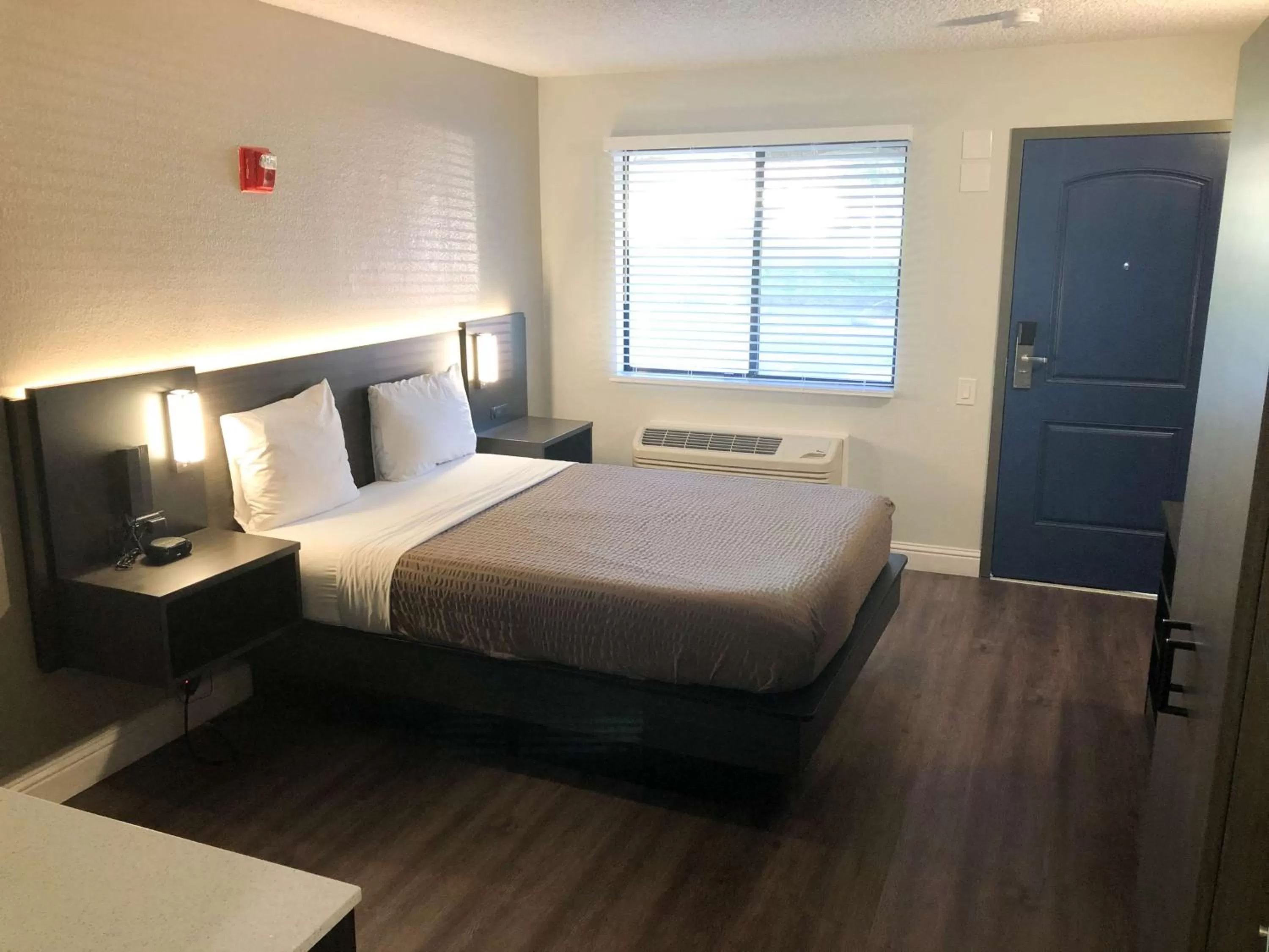 Queen Room - Disability Access - Roll in Shower in Motel 6 Sacramento, CA - Natomas