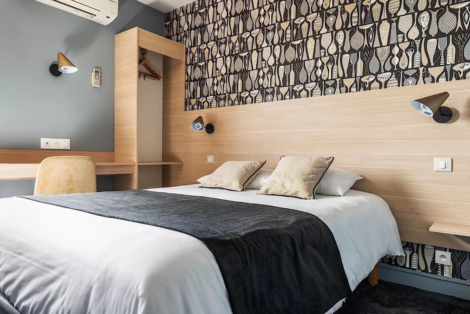 Bedroom, Bed in Contact Hôtel Astréa Nevers Nord et son restaurant la Nouvelle Table