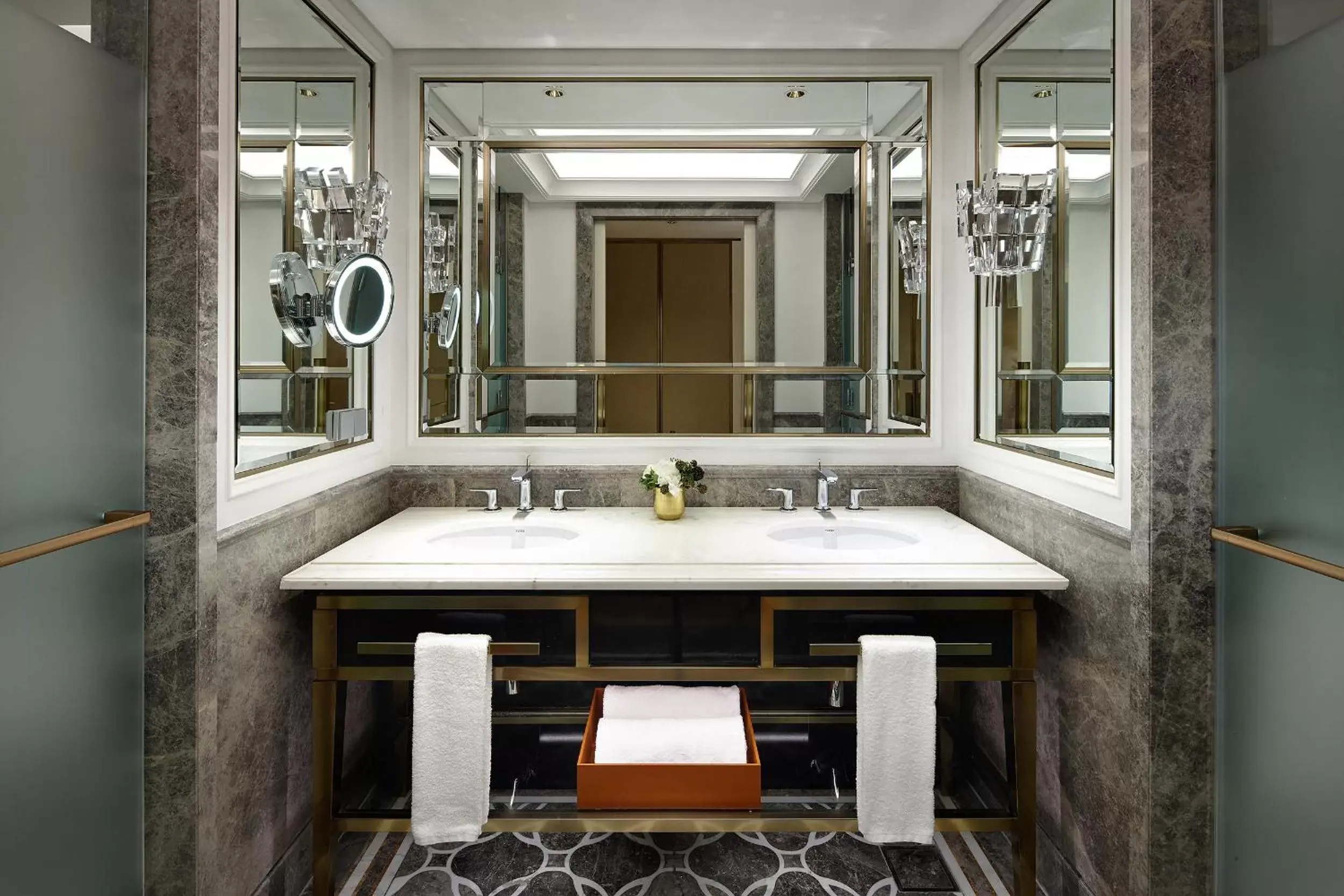 Executive Junior Suite Double Room – La Cime Access Included in Lotte Hotel Seoul Executive Tower Executive Junior Suite Double Room – La Cime Access Included in Lotte Hotel Seoul Executive Tower