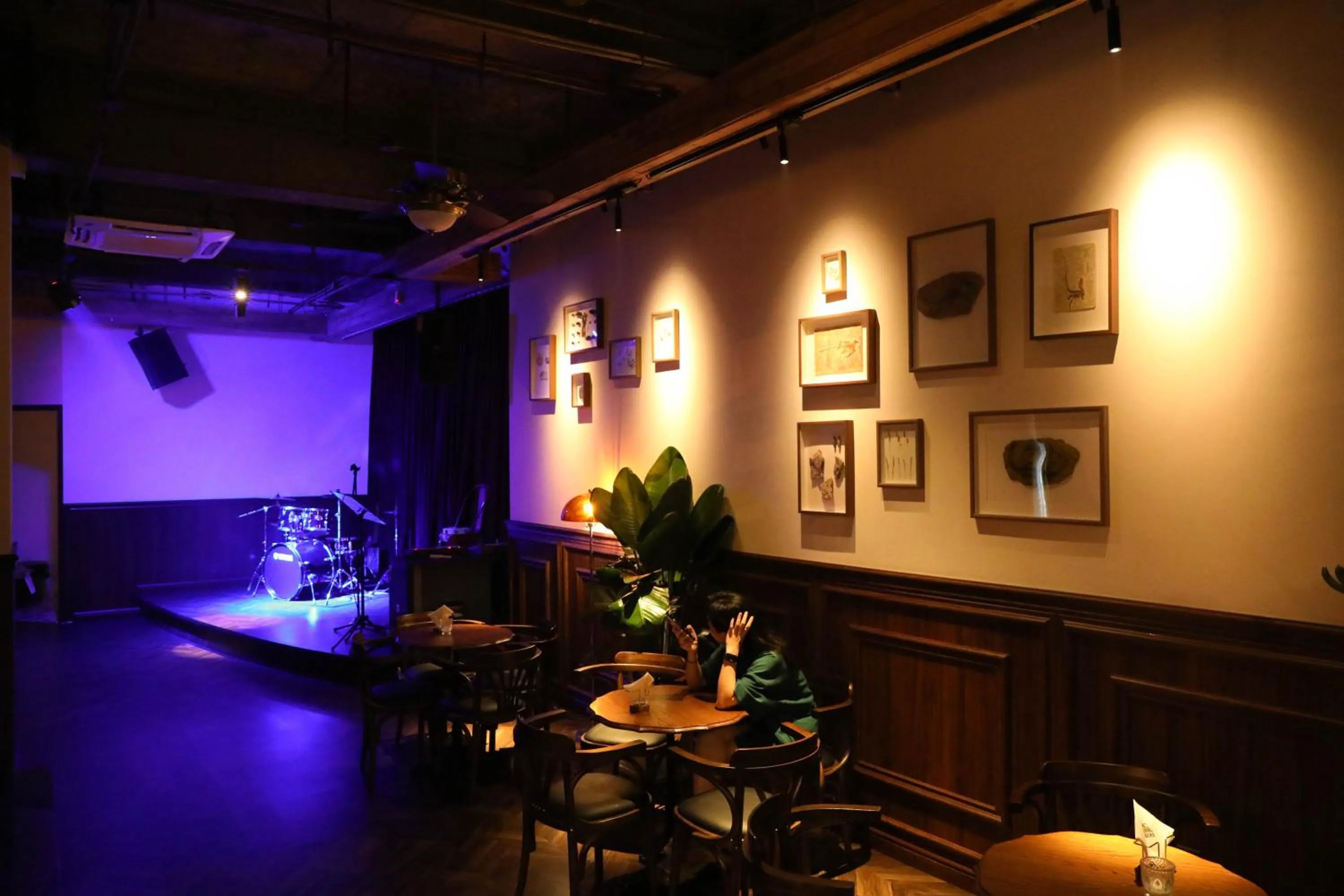 Lounge or bar in SONDERIA Lazybones Hostel- Wenshu Temple Side, Chill Hostel with All-Day Brunch, Travel Agency in English & Local Bar Vibes