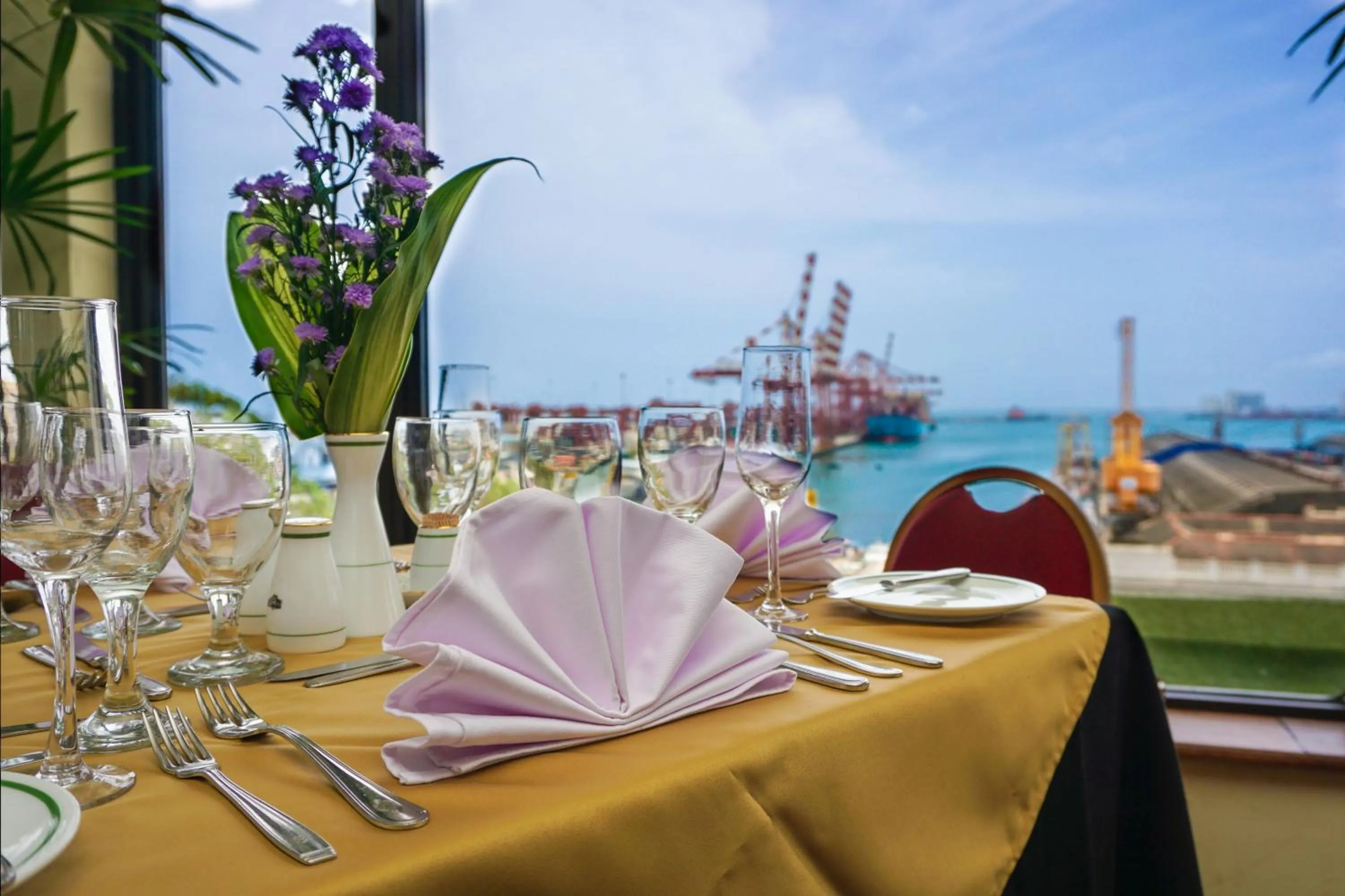Restaurant/places to eat in Grand Oriental Hotel