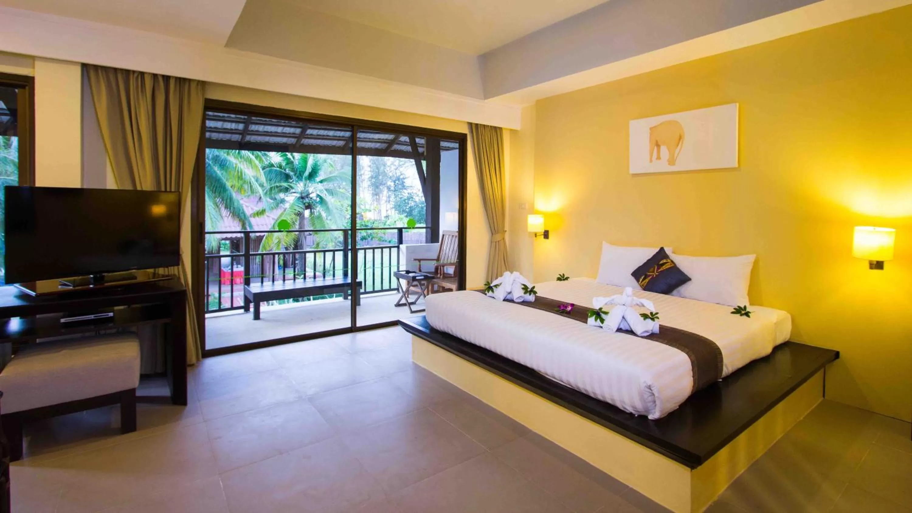 Bedroom, Bed in Palm Galleria Resort